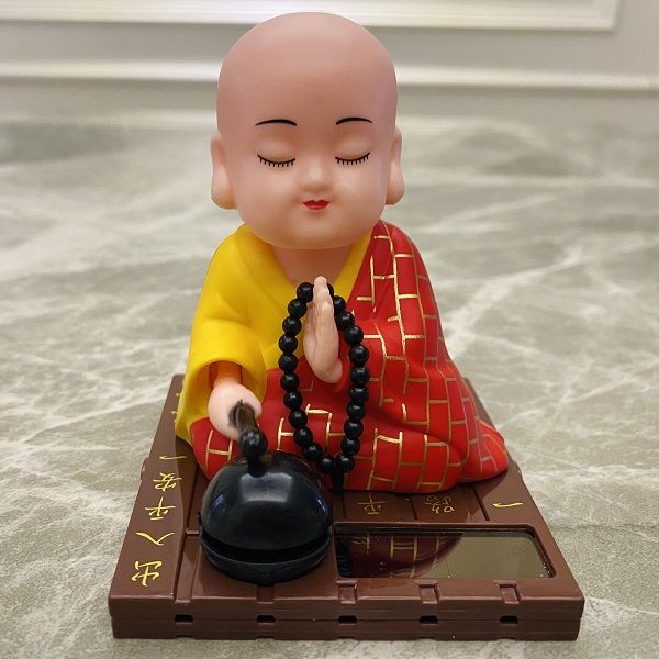 Tượng Chú Tiểu Gõ Mõ Gật Đầu Sử Dụng Năng Lượng Mặt Trời, Tượng Sư Thầy Gõ Mõ