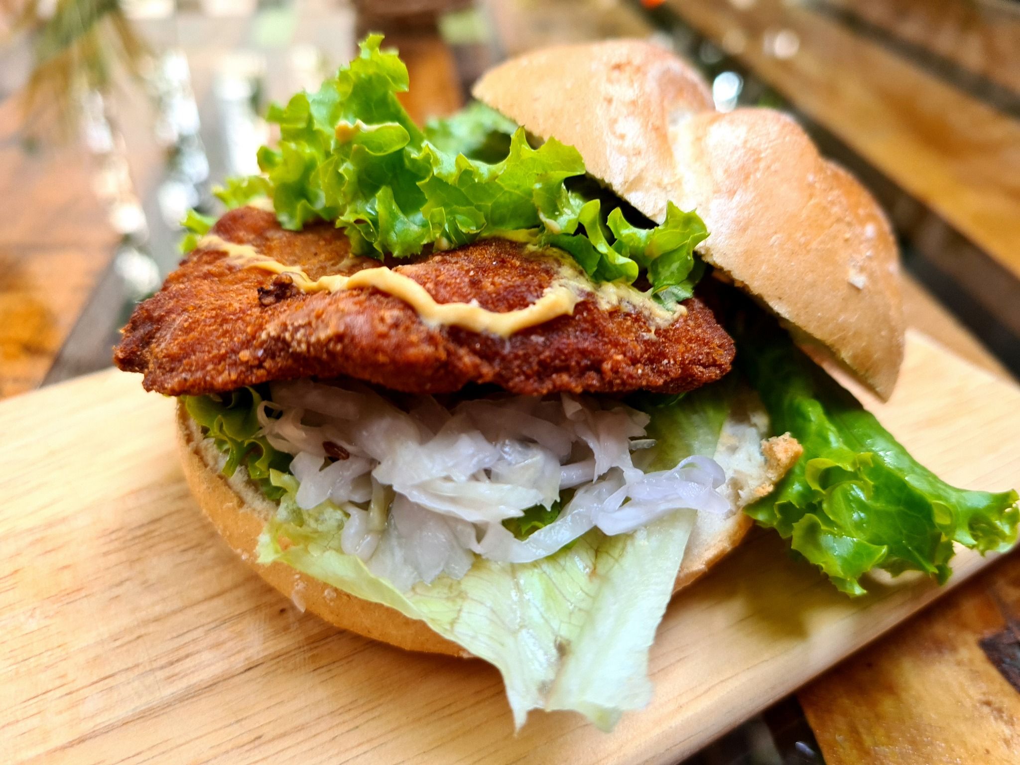Pork Schnitzel Semmeln - Bánh mì vương miện kẹp thịt heo chiên