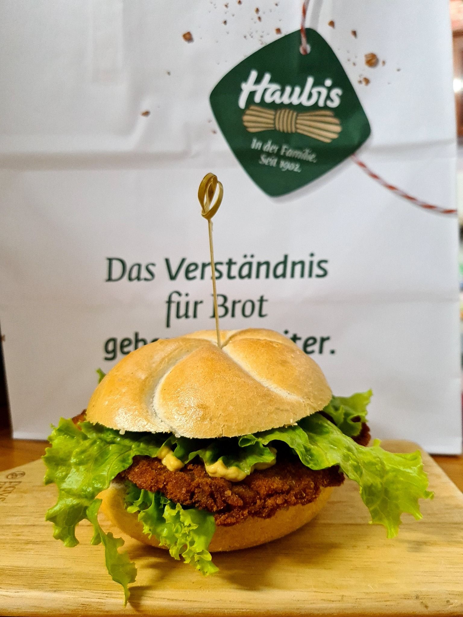 Chicken Schnitzel Semmeln - Bánh mì vương miện kẹp thịt gà chiên