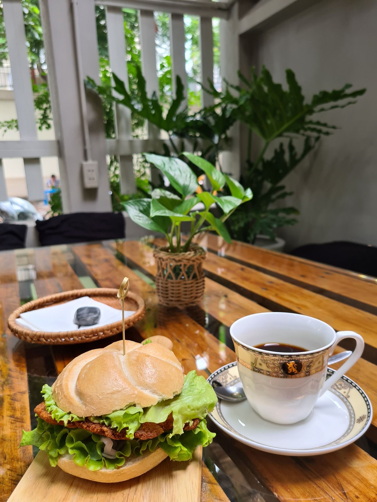 Chicken Schnitzel Semmeln - Bánh mì vương miện kẹp thịt gà chiên