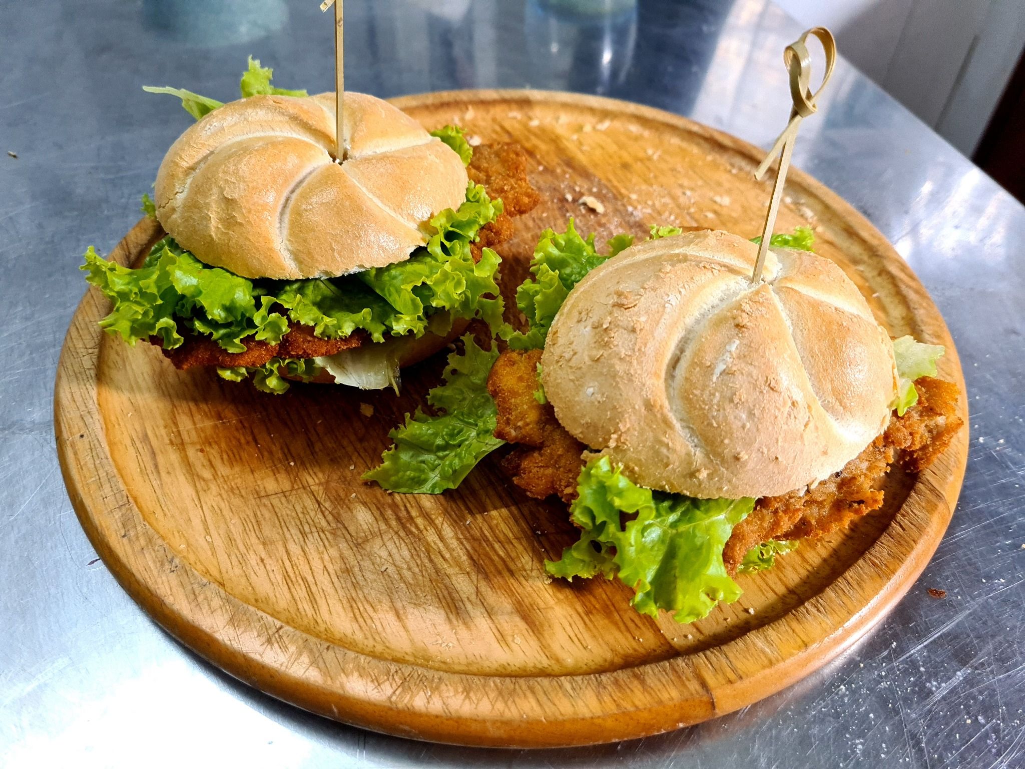 Pork Schnitzel Semmeln - Bánh mì vương miện kẹp thịt heo chiên