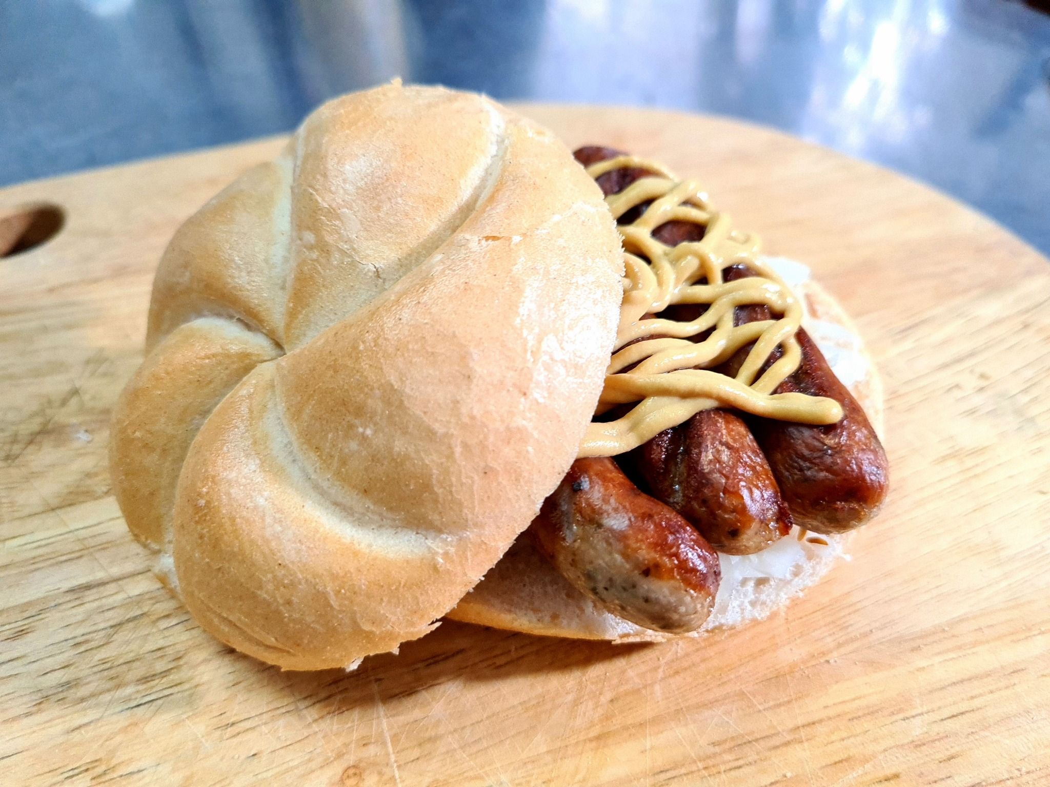 Drei Im Weggla - 3 Cây Xúc Xích Mini-Bratwurst trong Bánh mì vương miện