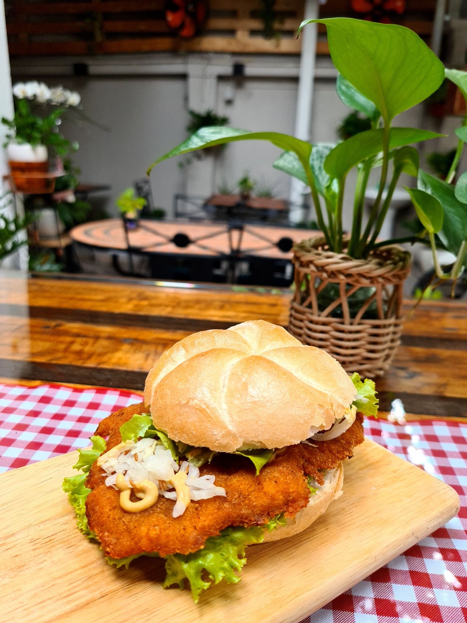 Pork Schnitzel Semmeln - Bánh mì vương miện kẹp thịt heo chiên