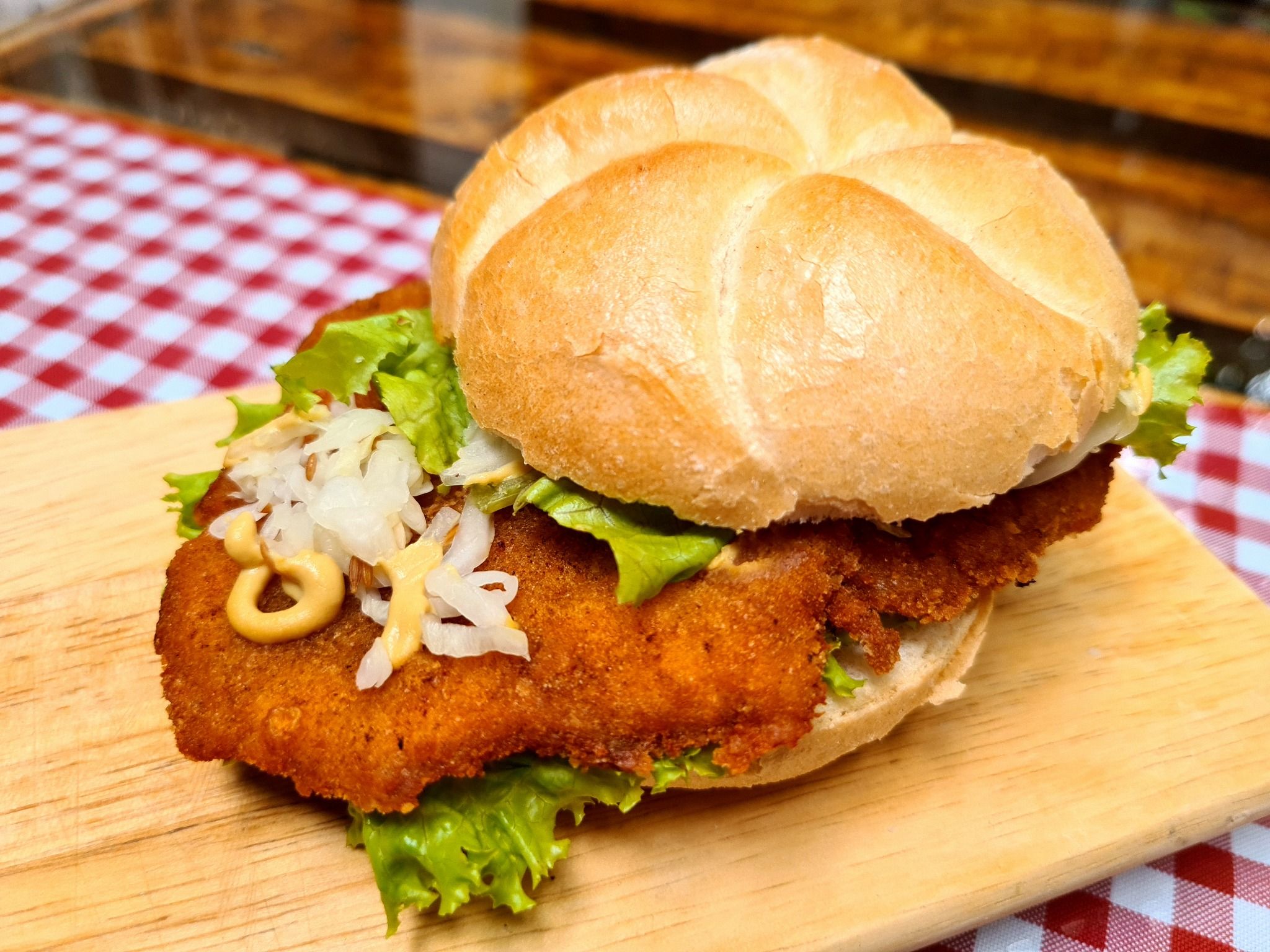 Pork Schnitzel Semmeln - Bánh mì vương miện kẹp thịt heo chiên