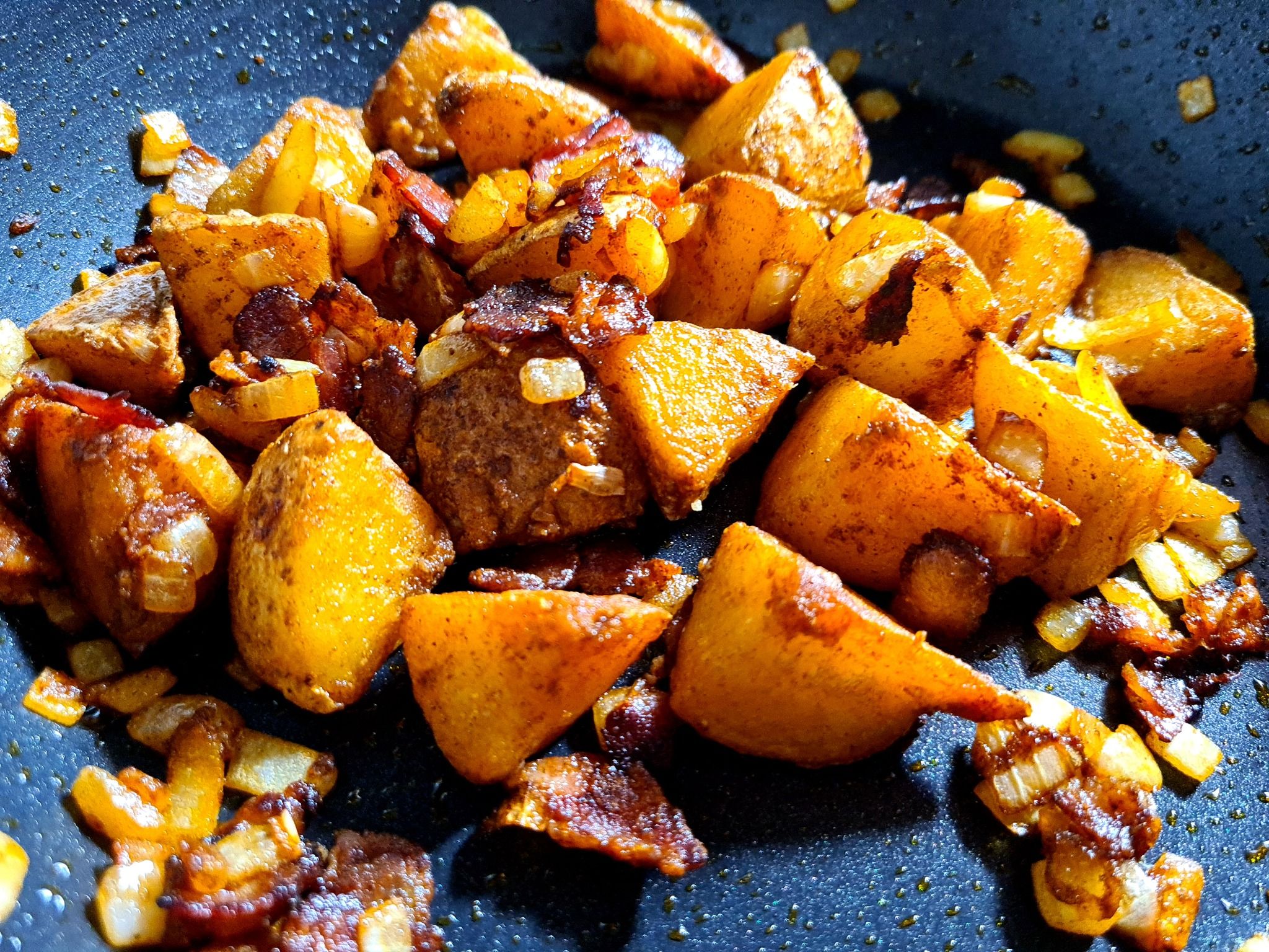 Fried Potato/ Bratkartoffeln - Khoai tây áp chảo với thịt xông khói, hành tây
