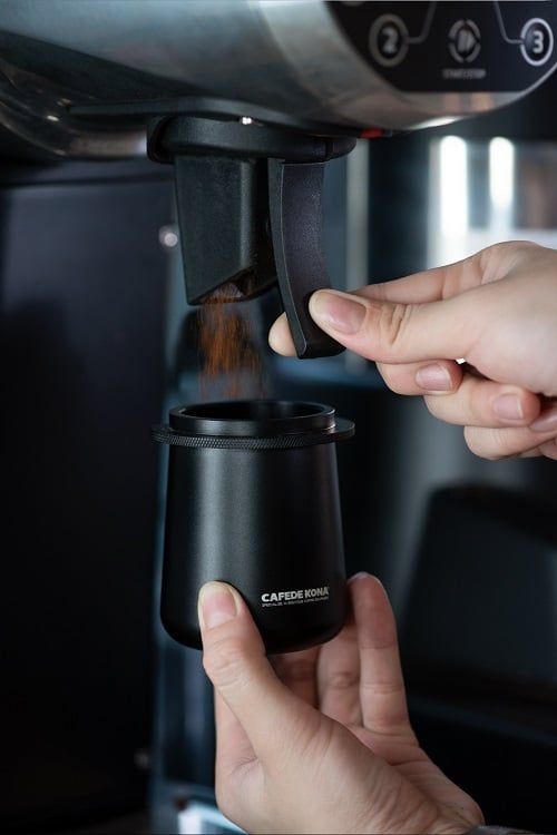 Ly Dosing Đong Hứng Đựng bột Cà Phê Sau Khi Xay tay cầm 58mm Cafede Kona - Đen