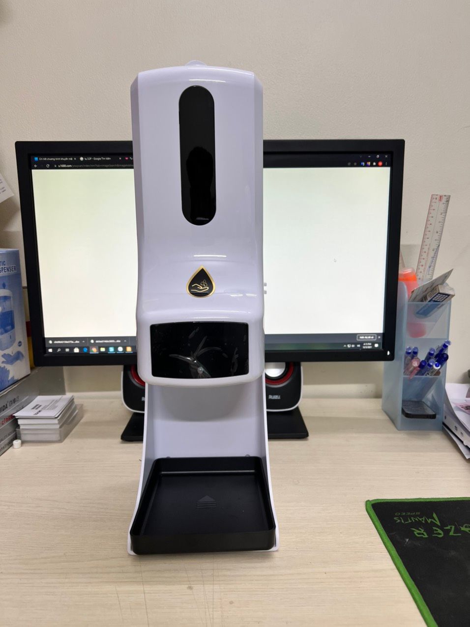 Máy đo thân nhiệt và xịt khuẩn K9 Pro