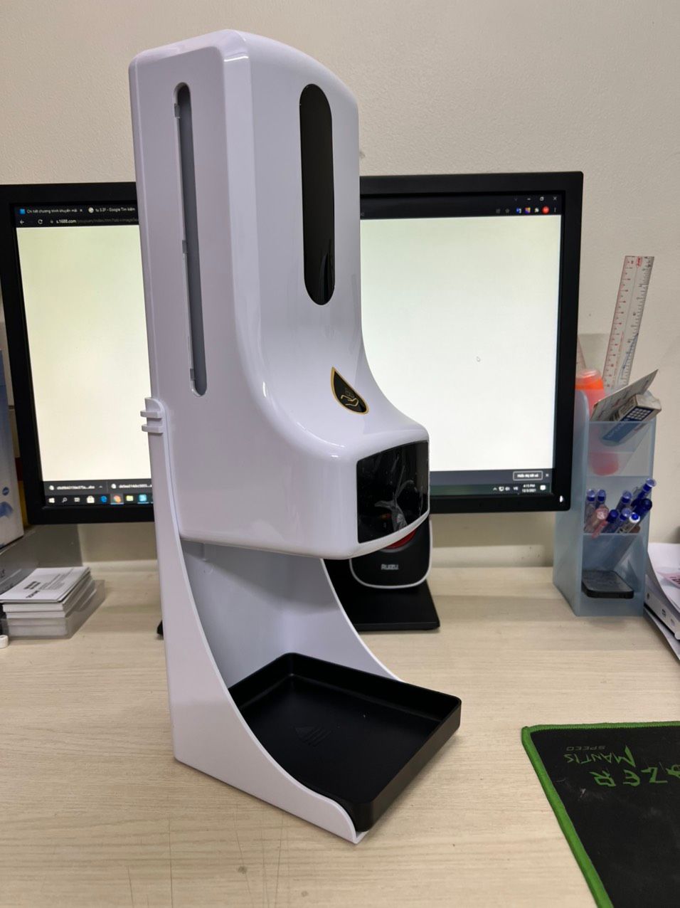 Máy đo thân nhiệt và xịt khuẩn K9 Pro