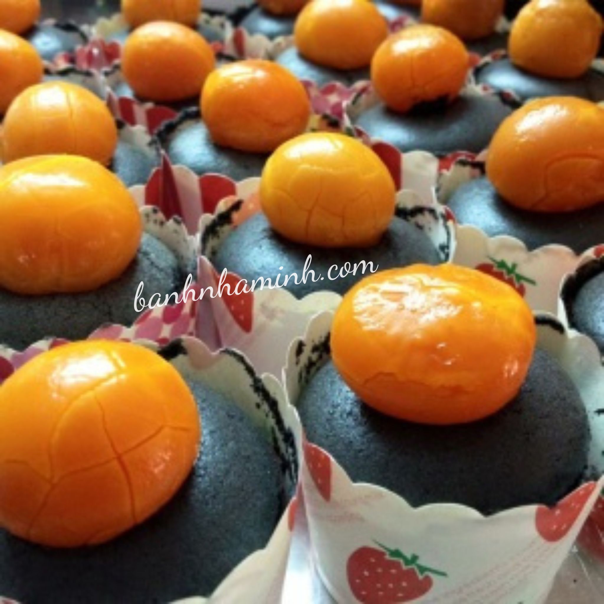 Cupcakes bông lan trứng muối - Cốt Bóng đêm Tinh Than tre