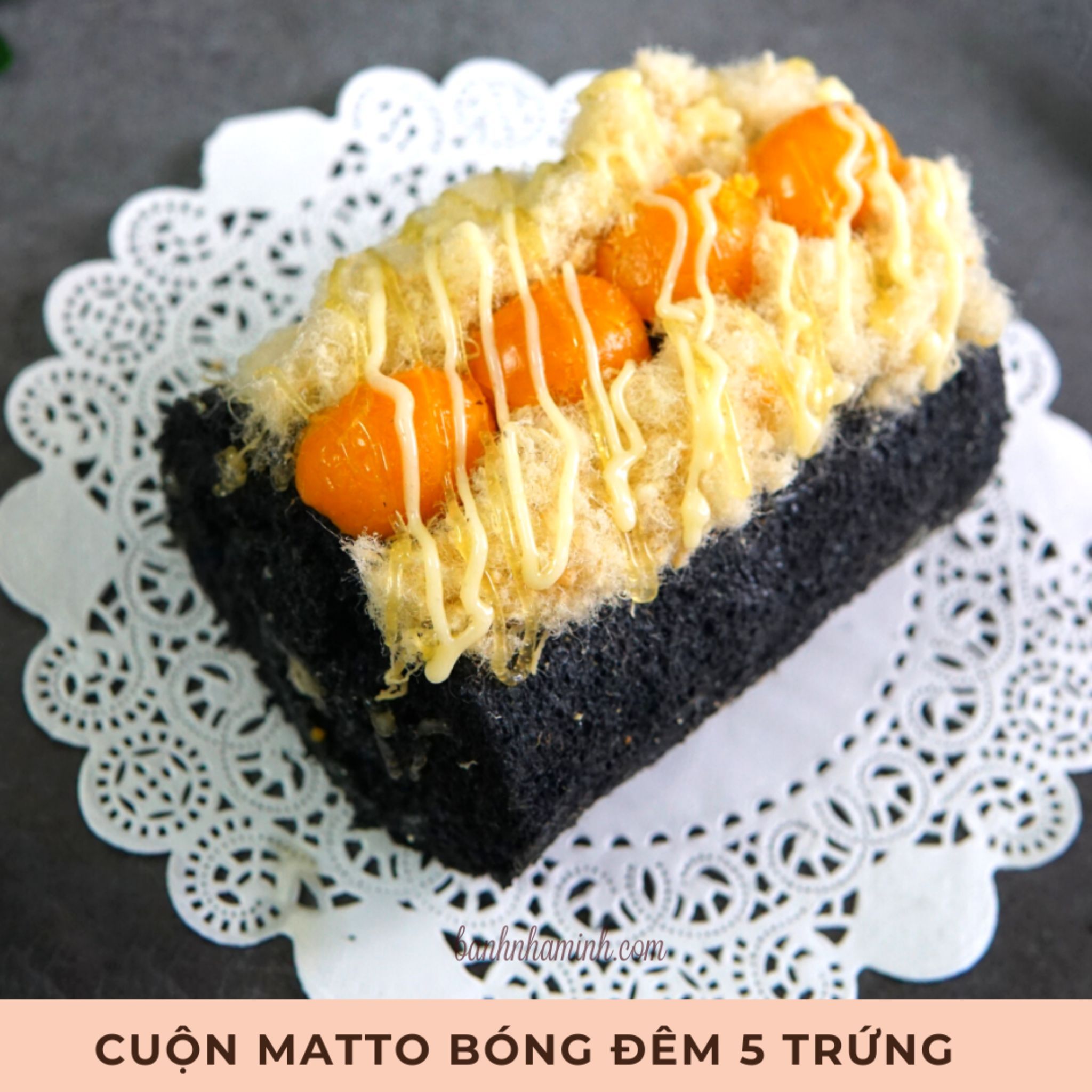 Cuộn bông lan trứng muối Bóng Đêm - Cốt Tinh than tre 5 trứng