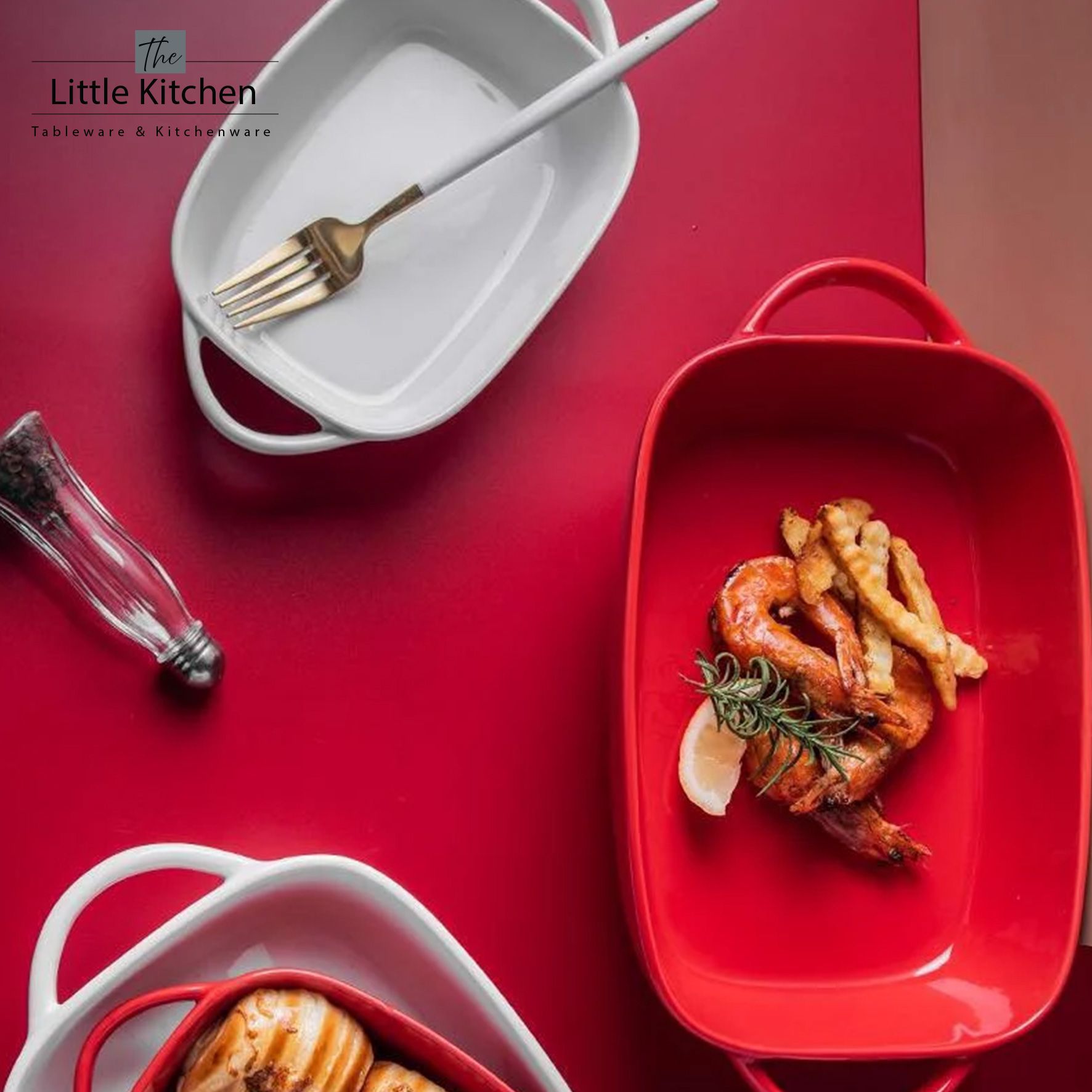 Set khay bỏ lò đỏ trắng, chất liệu chịu được nhiệt độ cao, dùng để nướng thức ăn, màu sắc sặc sỡ làm điểm nhấn cho bàn ăn thêm sinh động.