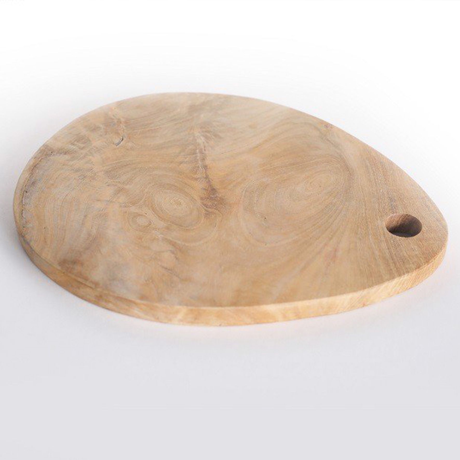 Thớt Indonesia, gỗ Teak cao cấp, có 2 kích thước: 23x23+5cm và 31x25cm. Bảo quản nơi khô ráo.