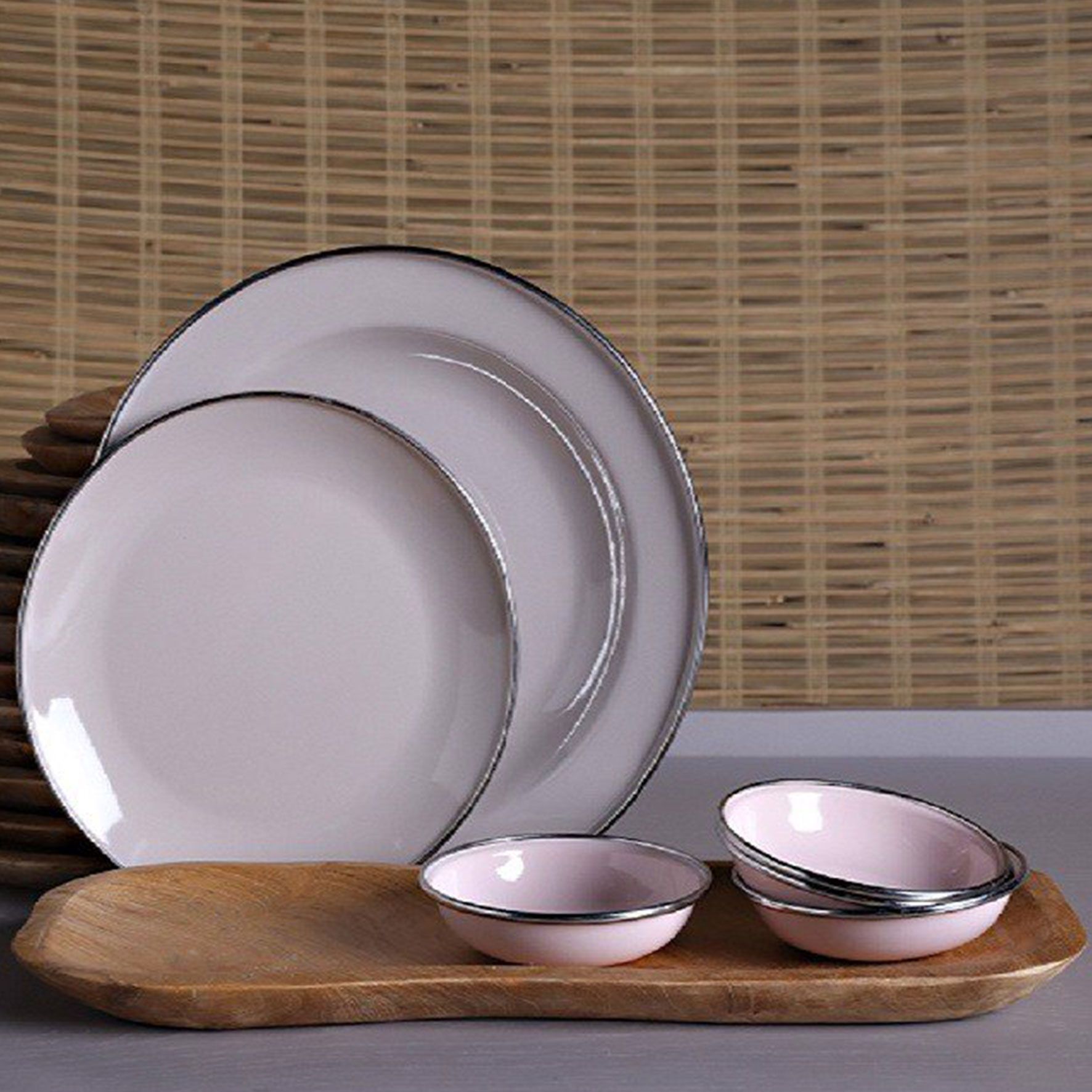 Đĩa men tráng kim loại Indonesia - dinner pensona.Chất liệu tuyệt hảo.Không dùng cho lò vi sóng và máy rửa.Kích thước D26cm