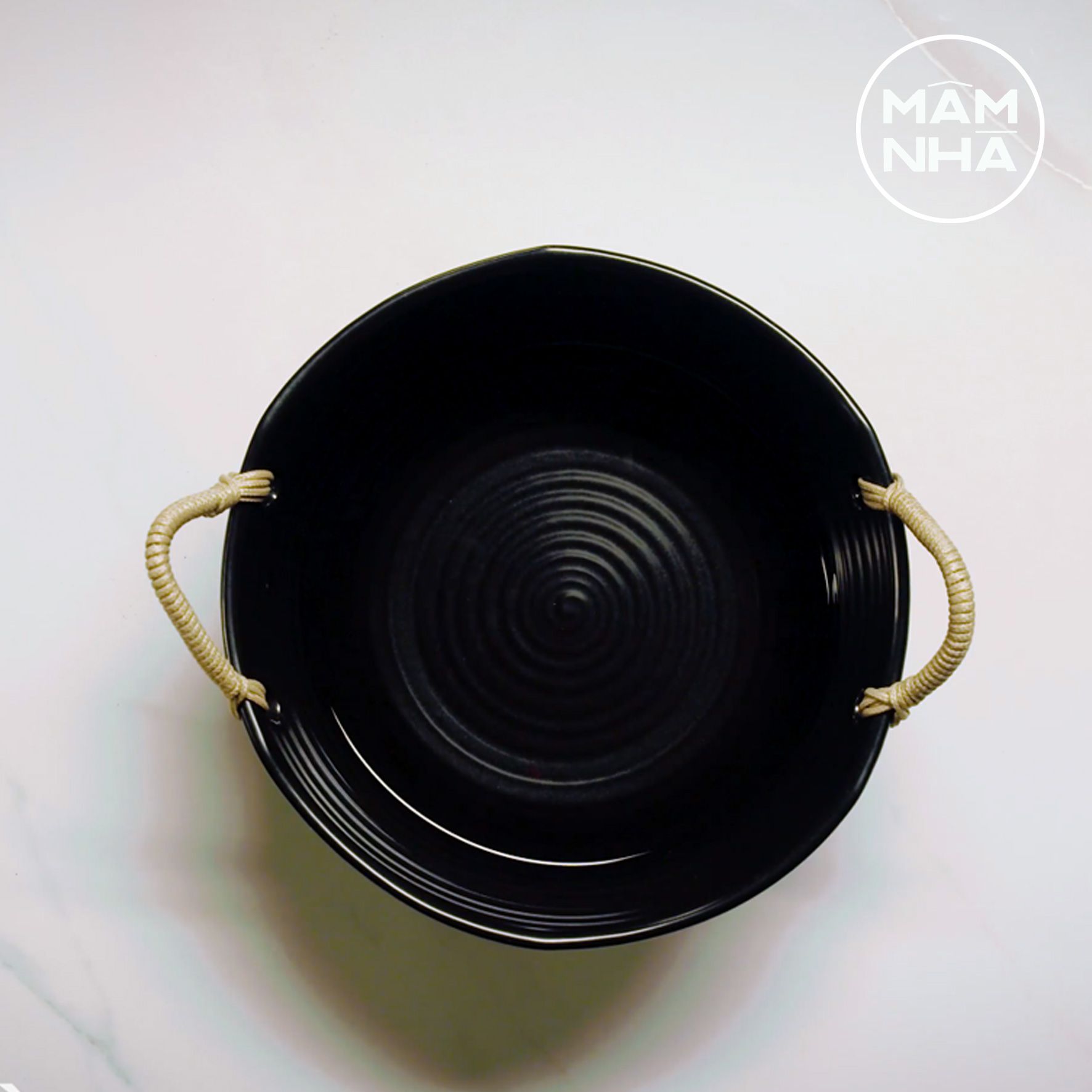 Tô đen chất liệu sứ có hai quai bằng dù kích thước 18cm