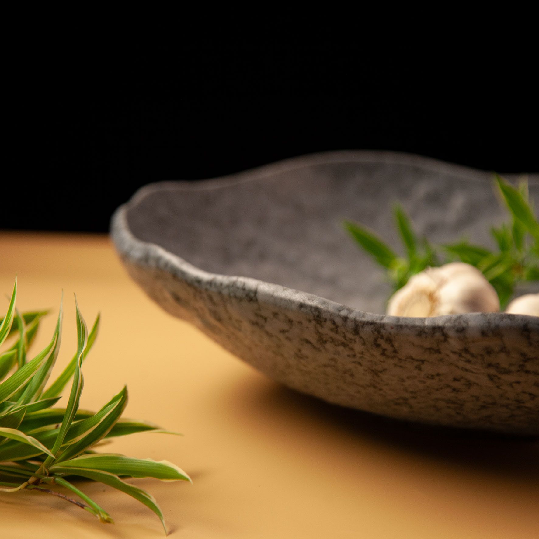 Đĩa đại màu xanh chất liệu sứ cao cấp, thiết kế độc đáo sử dụng trong nhiều món ăn