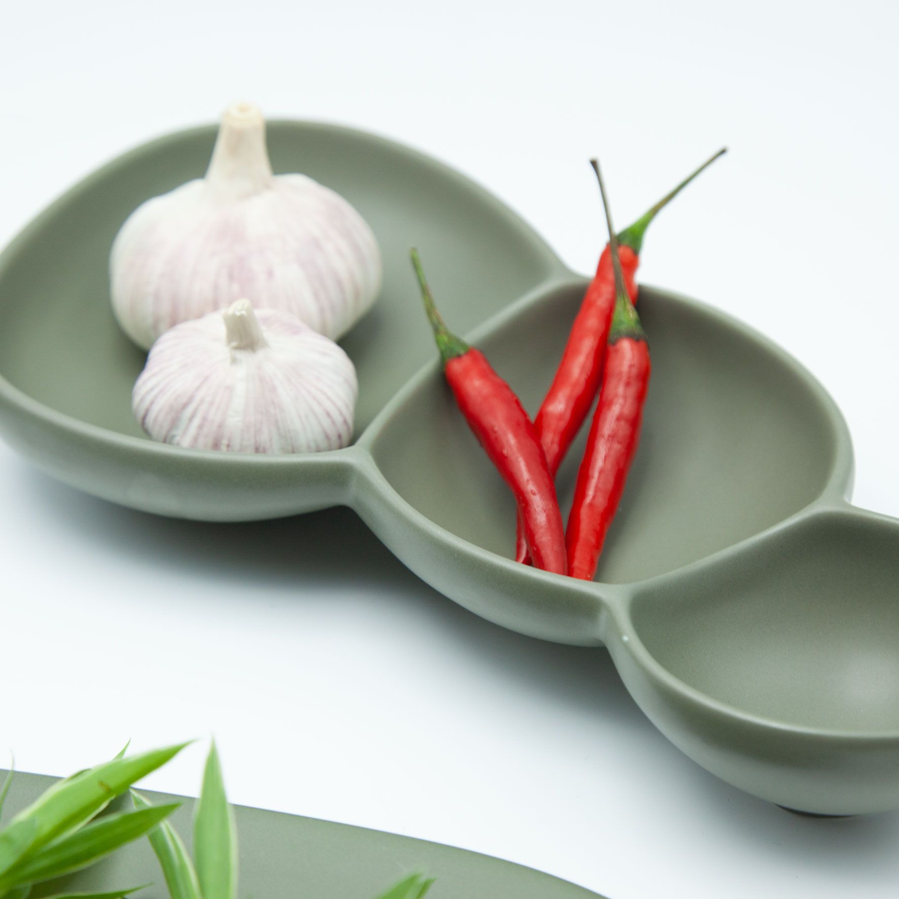 01 Khay ba ngăn sâu ghi 26cm , chất liệu sứ cao cấp, thiết kế độc đáo lạ mắt