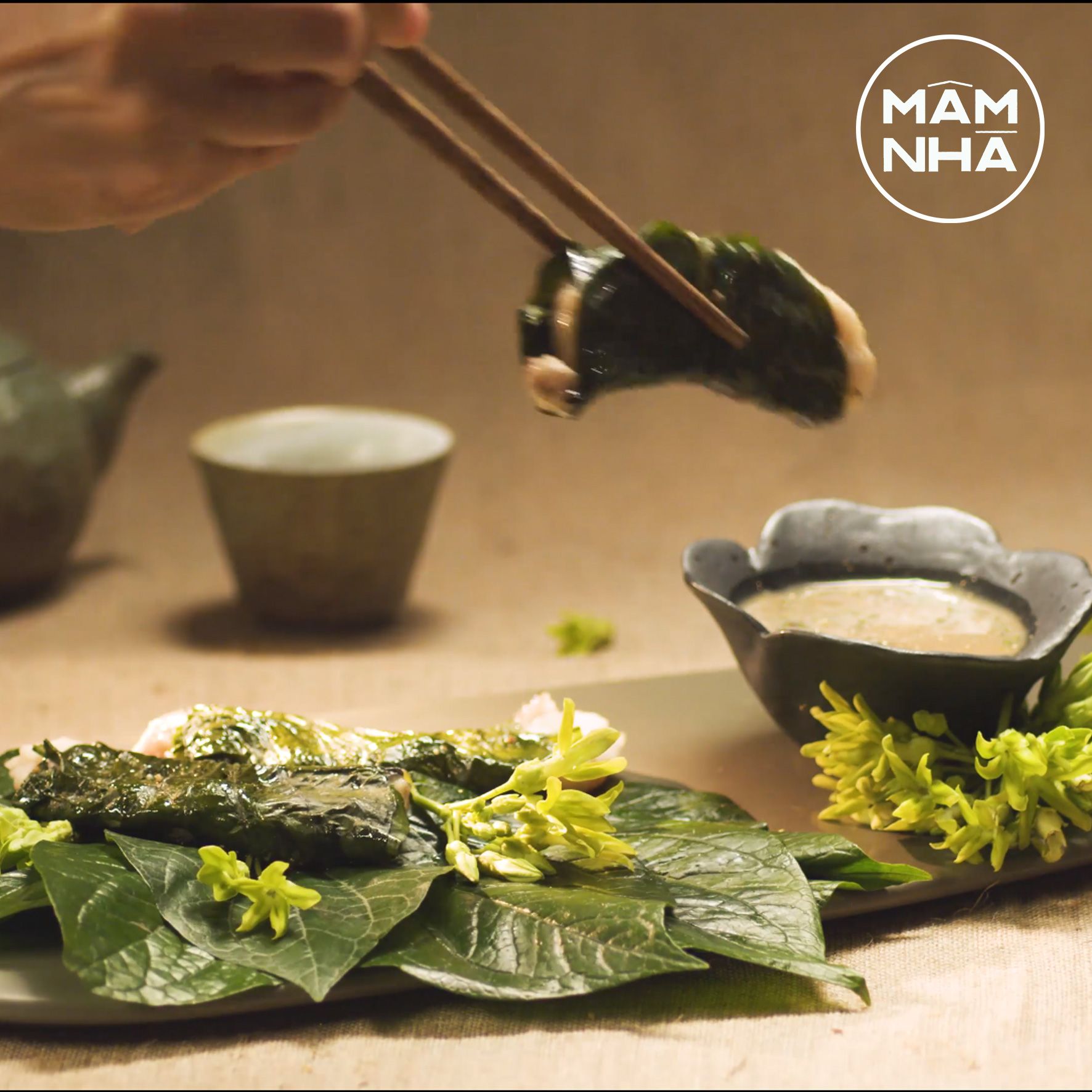 Chấm hoa ghi tiêu, chất liệu sứ cao cấp thiết kế độc đáo, phù hợp với nhiều món ăn.