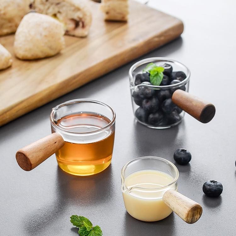 Rót sốt thủy tinh có tay cầm kích thước 110ml.
