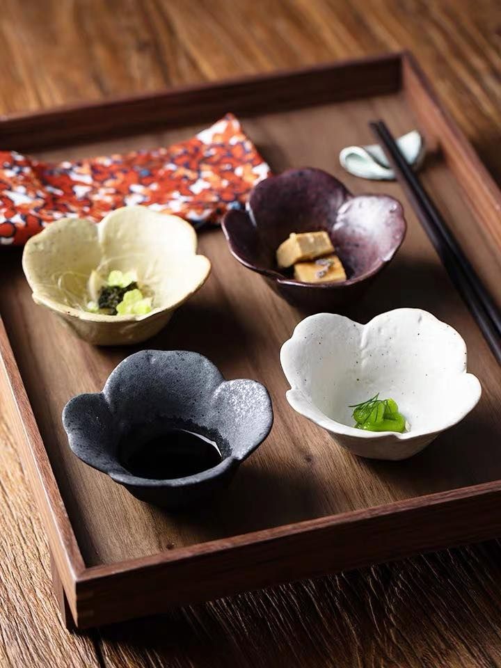 Chấm hoa ghi tiêu, chất liệu sứ cao cấp thiết kế độc đáo, phù hợp với nhiều món ăn.