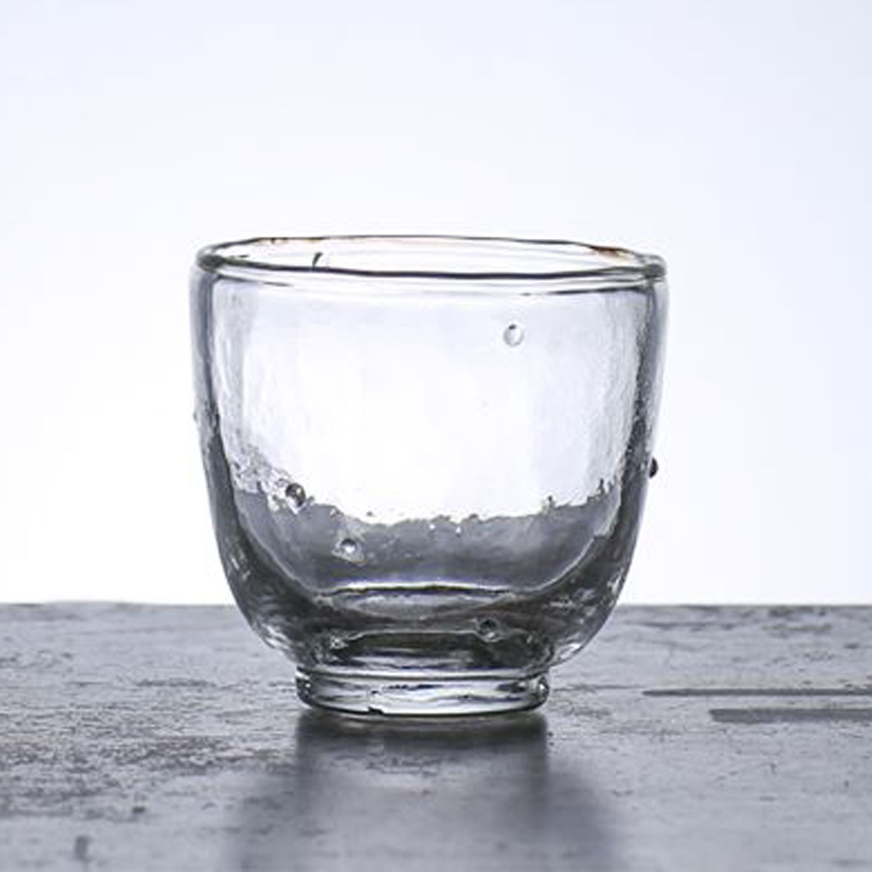 Bát thủy tinh mỹ thuật Việt Nam, kích thước D9H9cm. Không dùng cho lò vi sóng và máy rửa