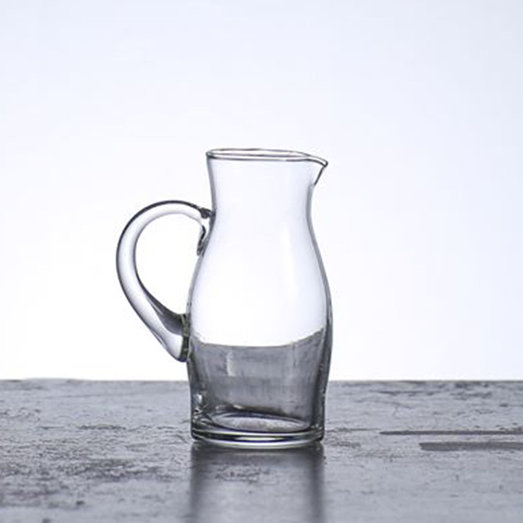 Bình thủy tinh mỹ thuật Việt Nam, kích thước D6H9cm. Không dùng cho lò vi sóng và máy rửa