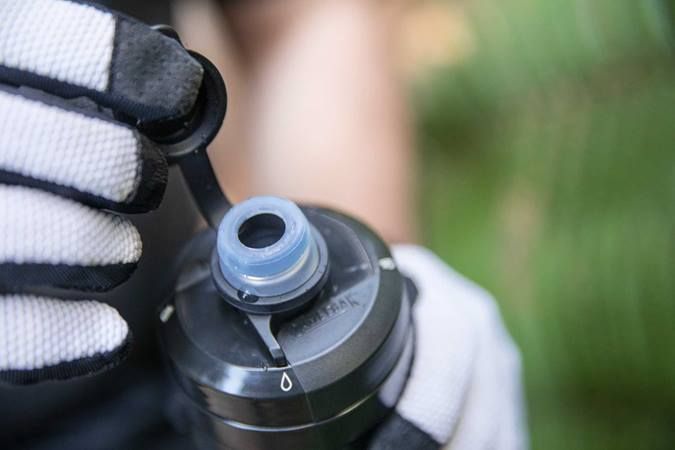 Bình nước xe đạp CamelBak Podium Dirt 620ml.