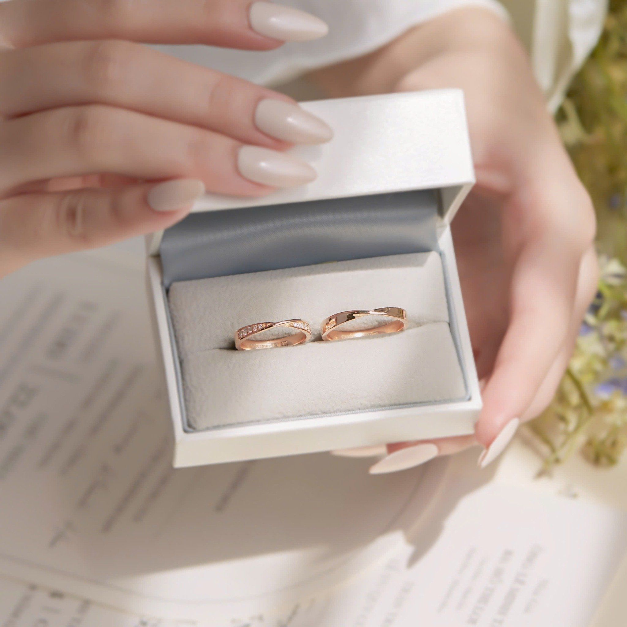 Nhẫn cưới vàng 18k vô cực đính kim cương đẹp Gixjewel - GCR25050018