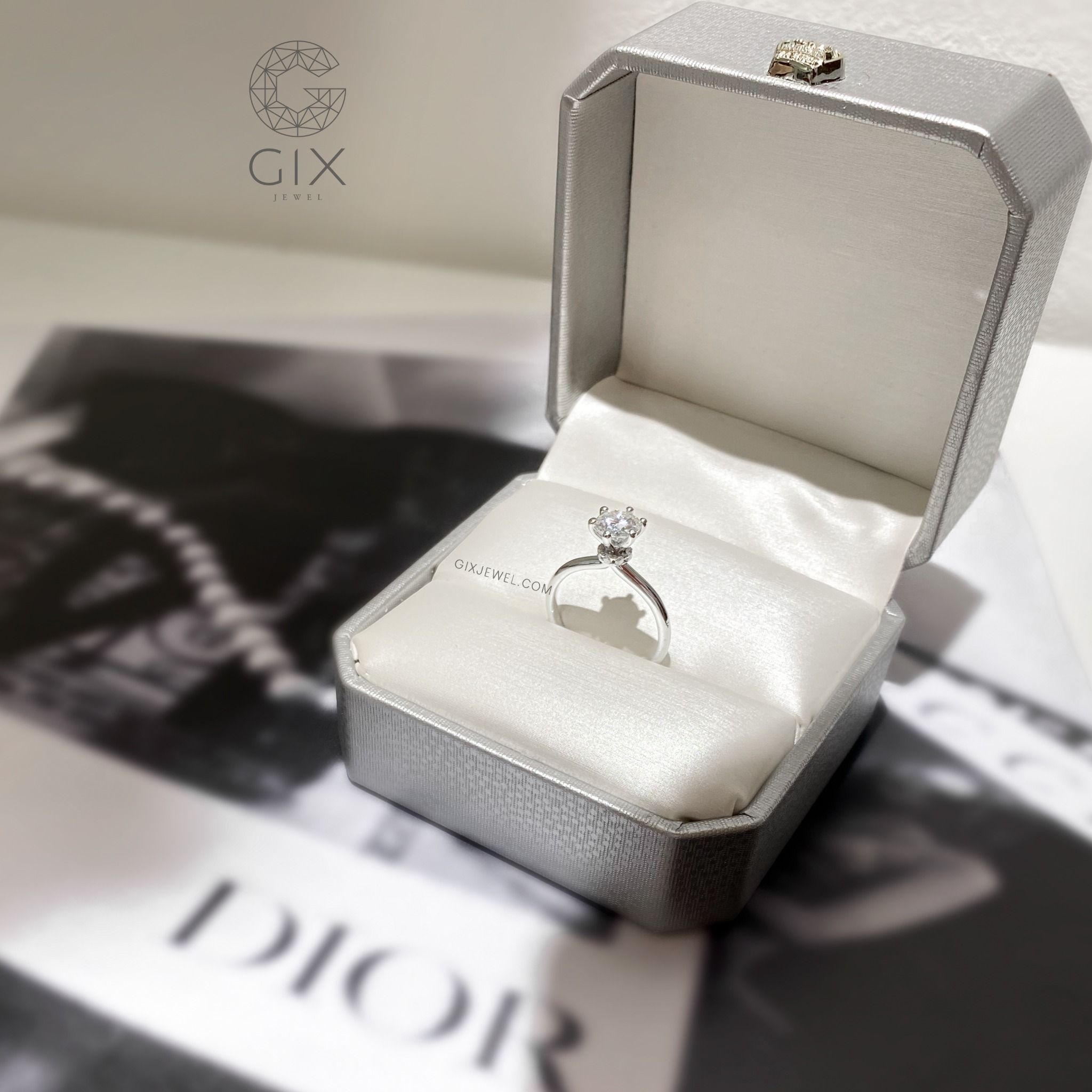 Nhẫn Đính Hôn Giá Rẻ Vàng 18K Trơn Đơn Giản Gắn Kim Cương Đẹp Gixjewel