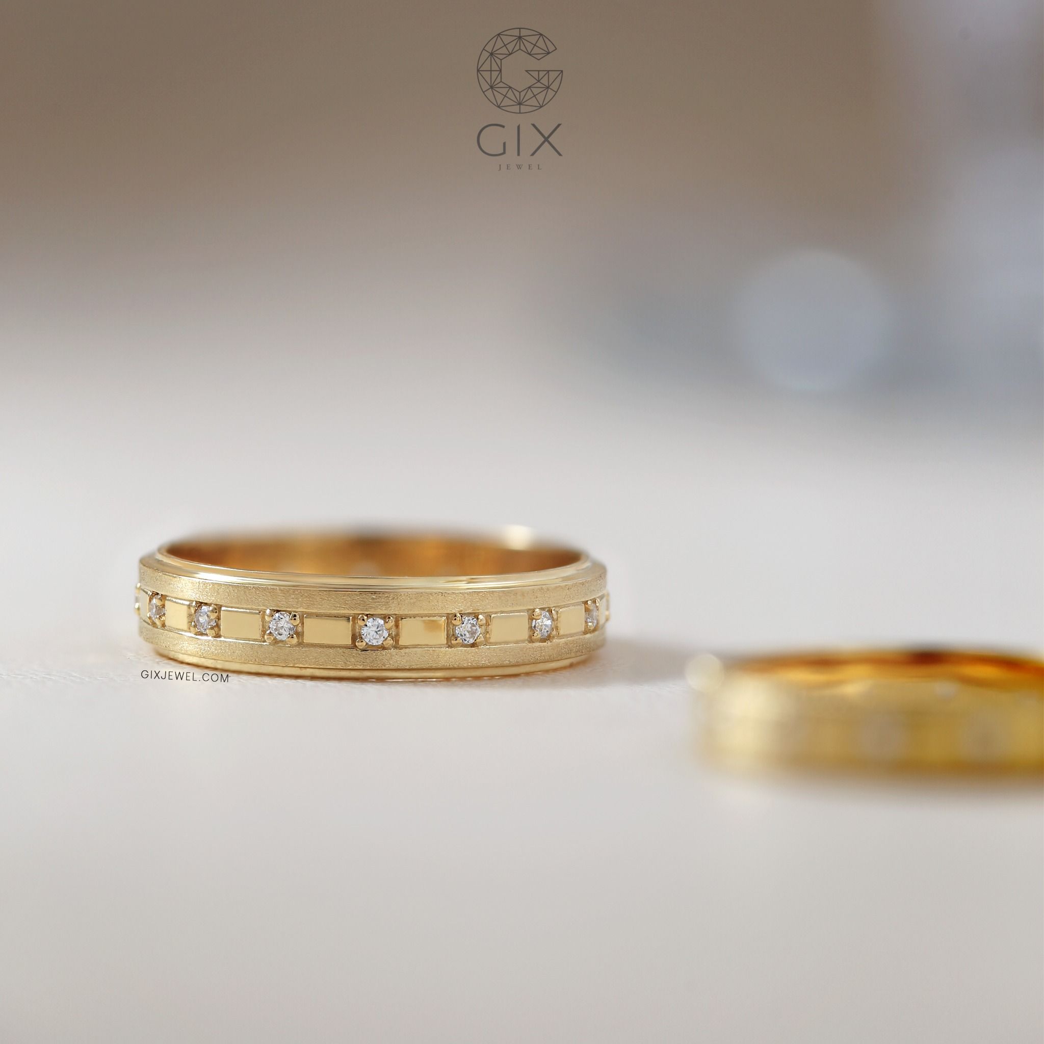 Cặp nhẫn cưới vàng 18k bản tròn đơn giản sang trọng gắn kim cương Gix Jewel