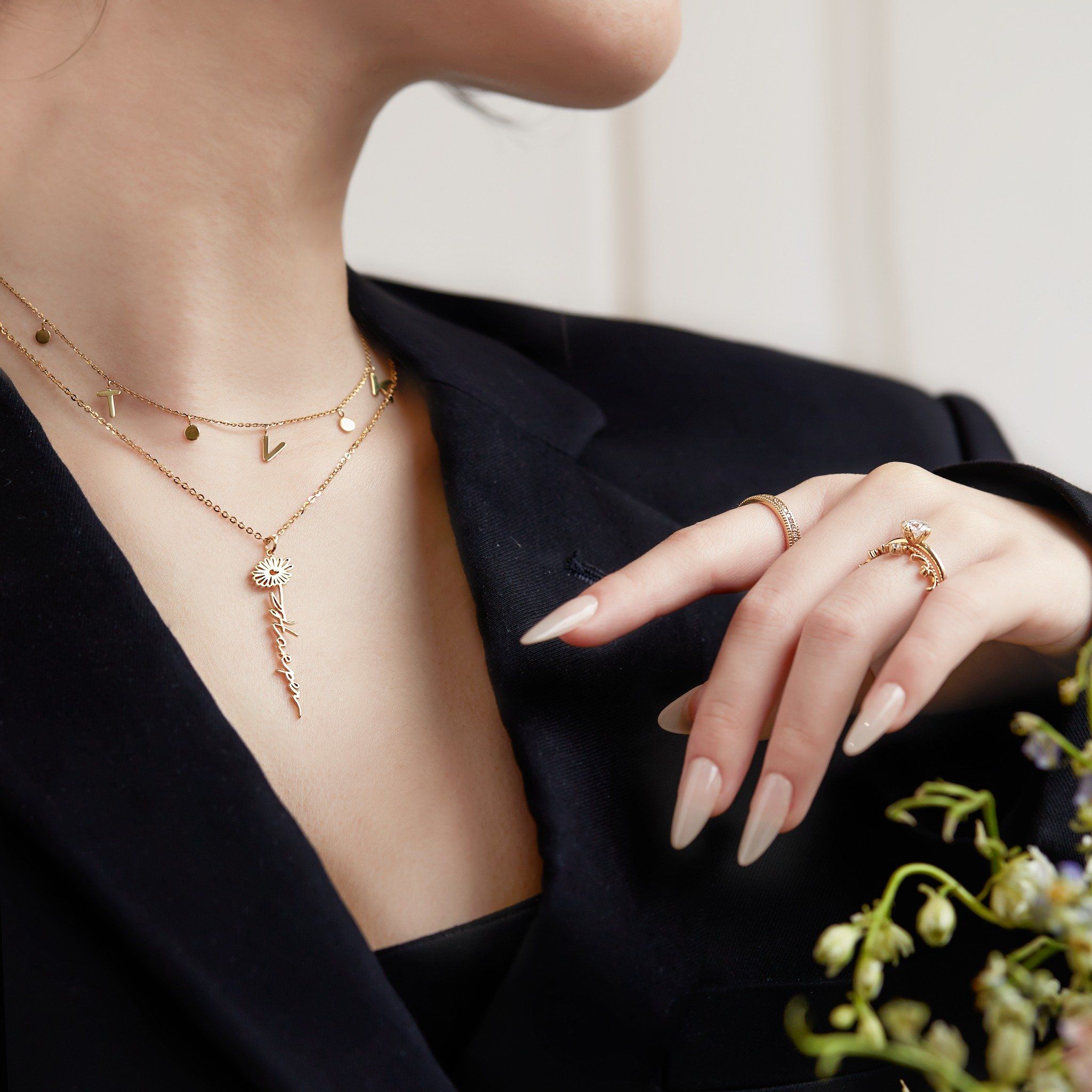 Dây chuyền vàng khắc tên chữ cái dây chữ cong cho nữ - Hoa Cúc Daisy tháng 4 GixJewelry