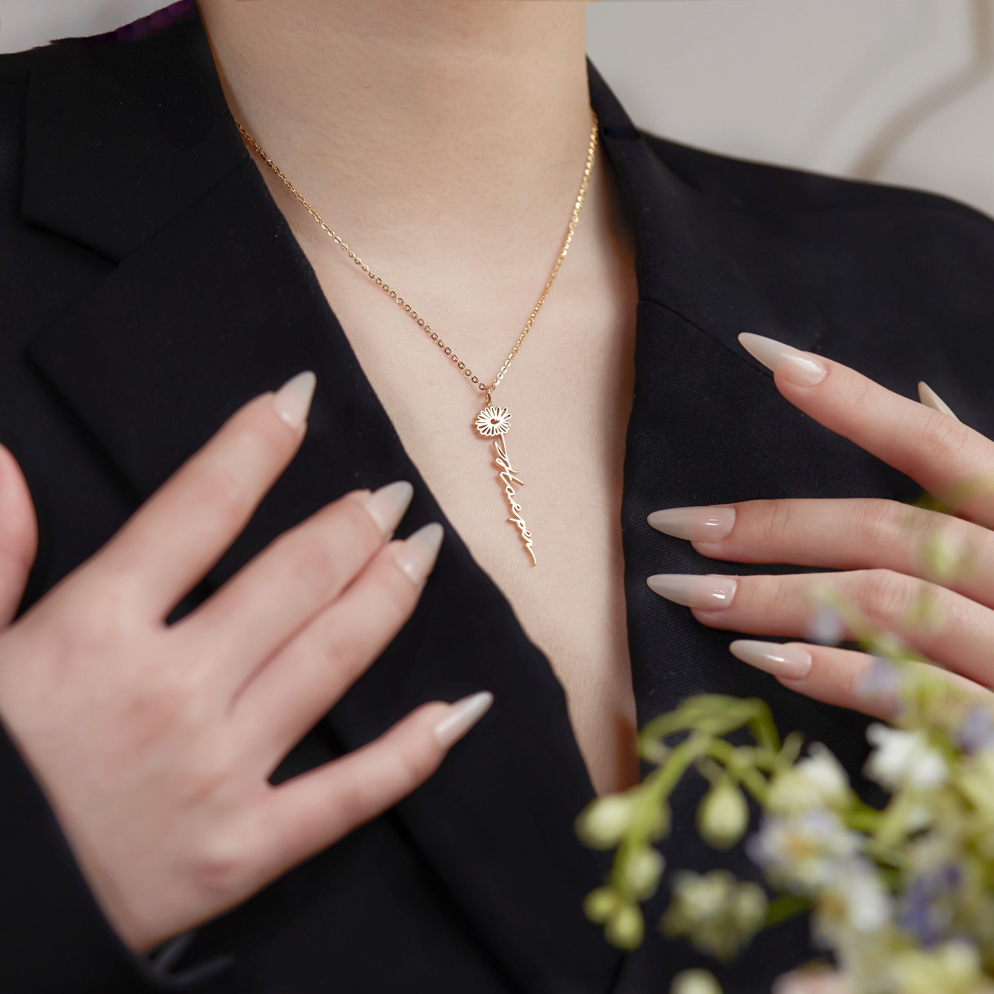 Dây chuyền vàng khắc tên chữ cái dây chữ cong cho nữ - Hoa Cúc Daisy tháng 4 GixJewelry