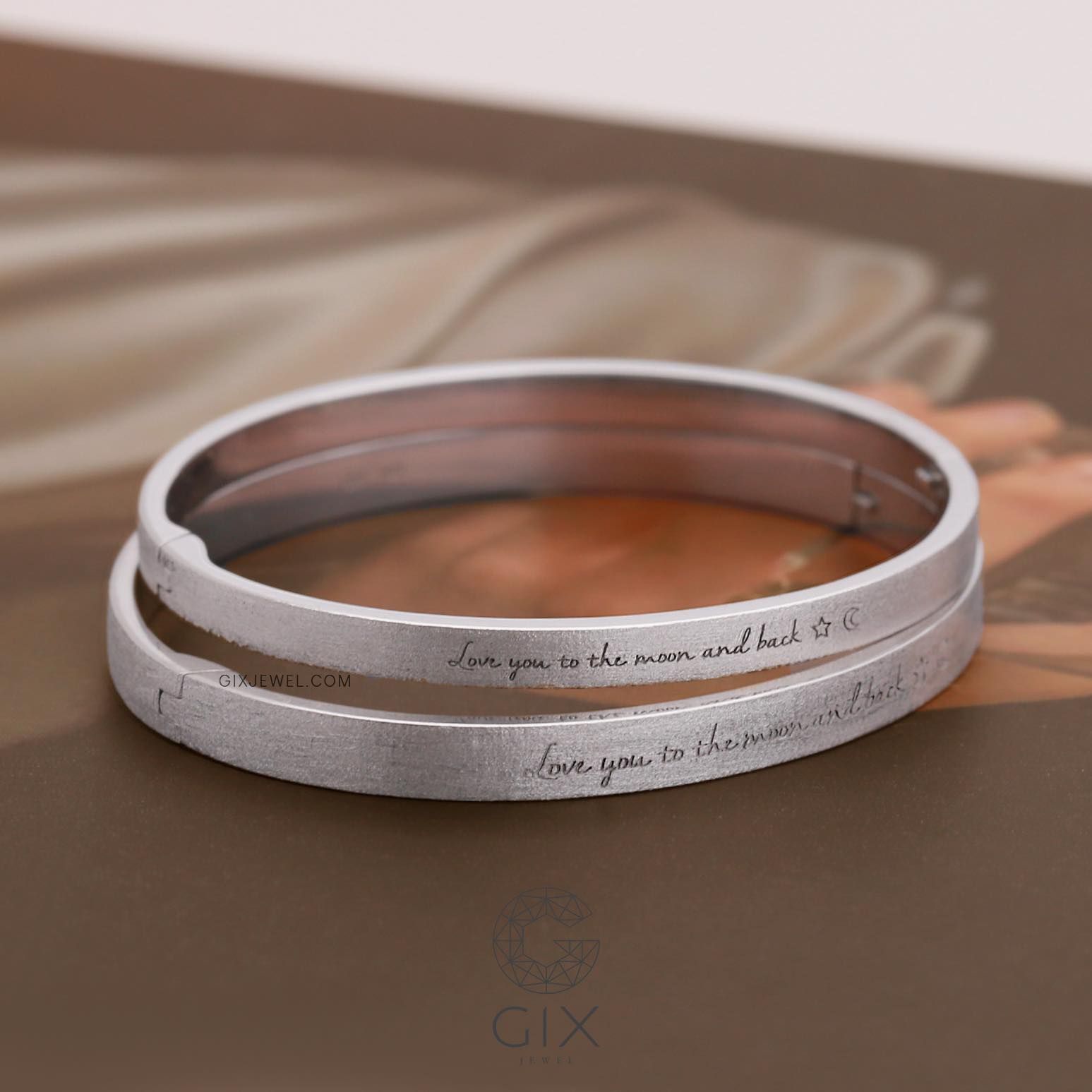 Vòng tay đôi khắc tên dạng cứng bạc mạ vàng 18k in kèm vân tay Gix