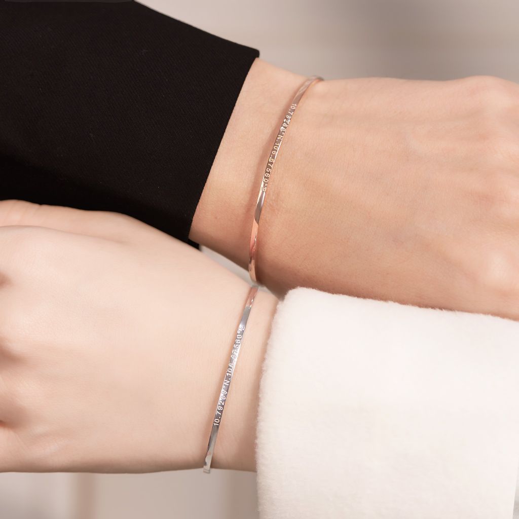Vòng tay cuff đeo cặp bạc & vàng 18k bản nhỏ khắc tên ý nghĩa Gix
