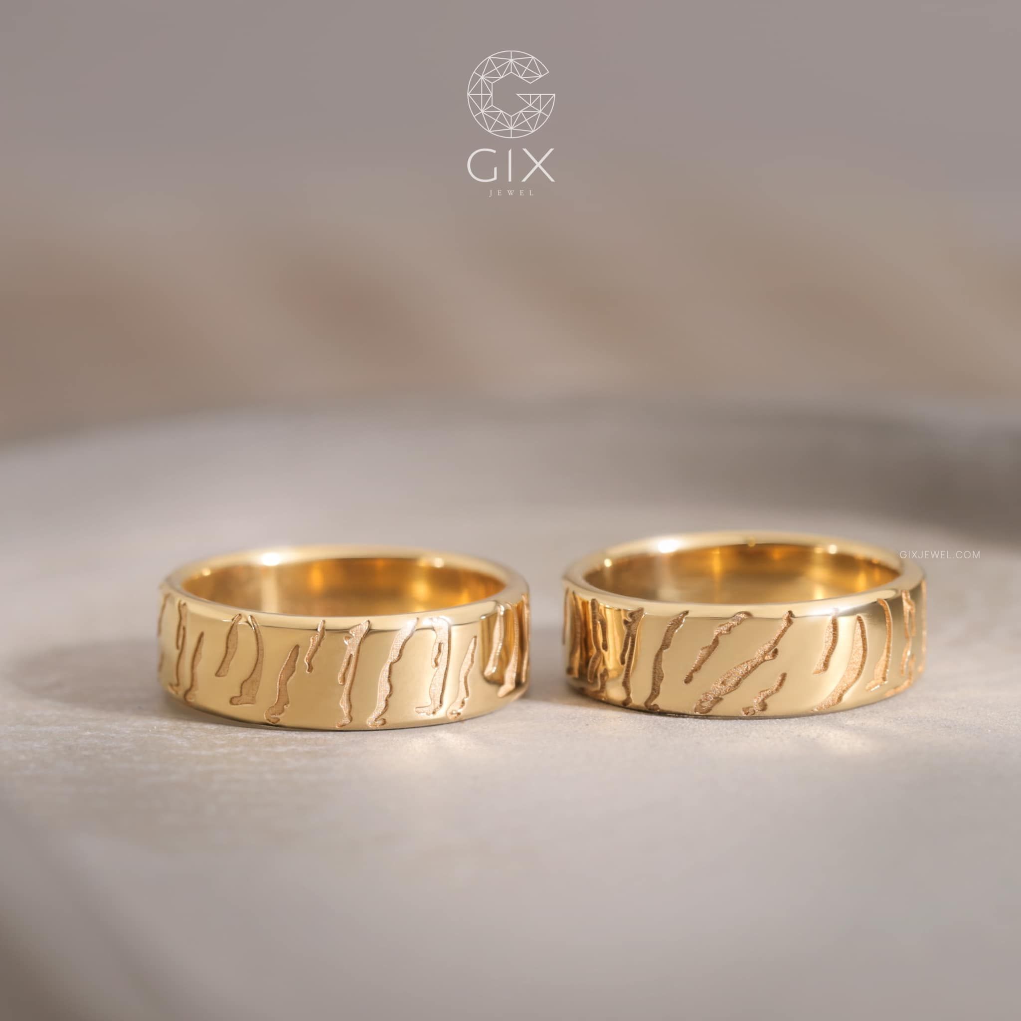 Nhẫn cưới trơn bản to vàng 18k thiết kế độc đáo khắc hoa văn Gix Jewel
