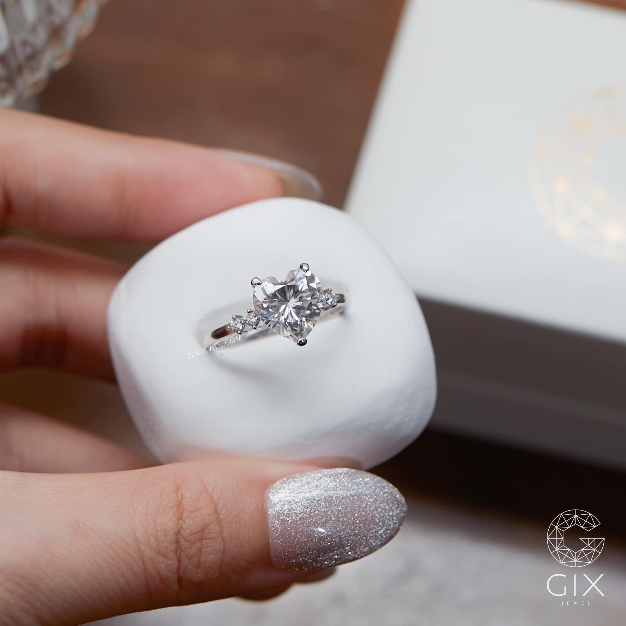 Nhẫn vàng trắng cầu hôn bạn gái đính kim cương trái tim Moissanite Gix