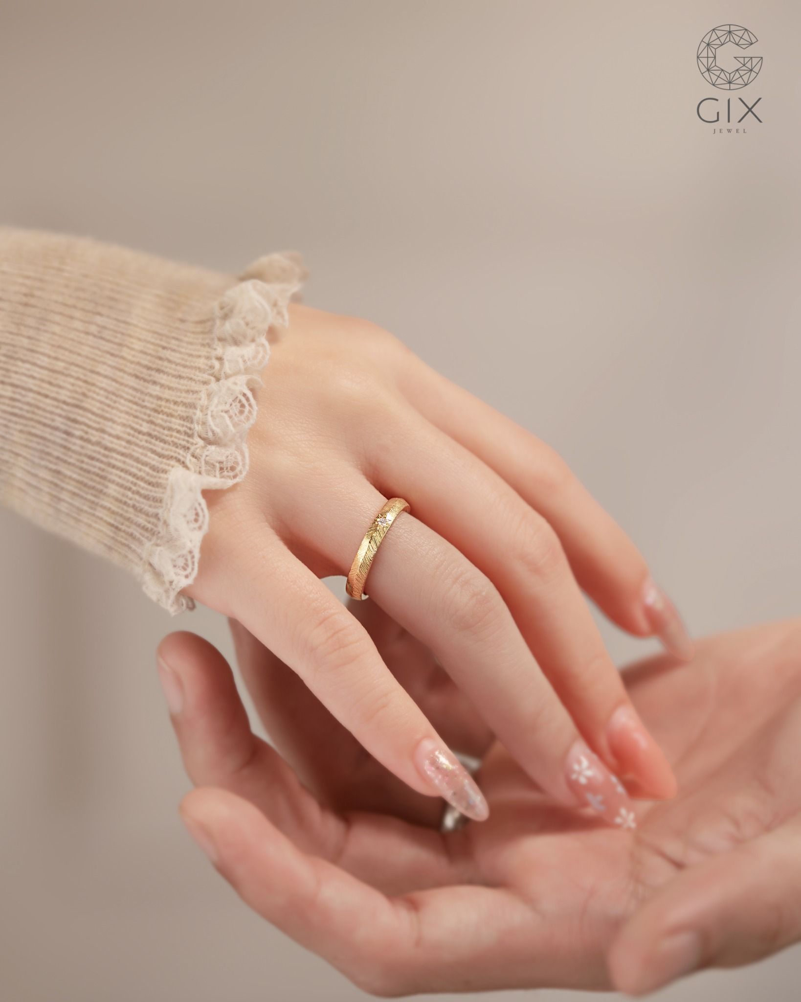 Nhẫn cưới vàng 18k thiết kế Gix Jewel đính kim cương nhám xước vintage