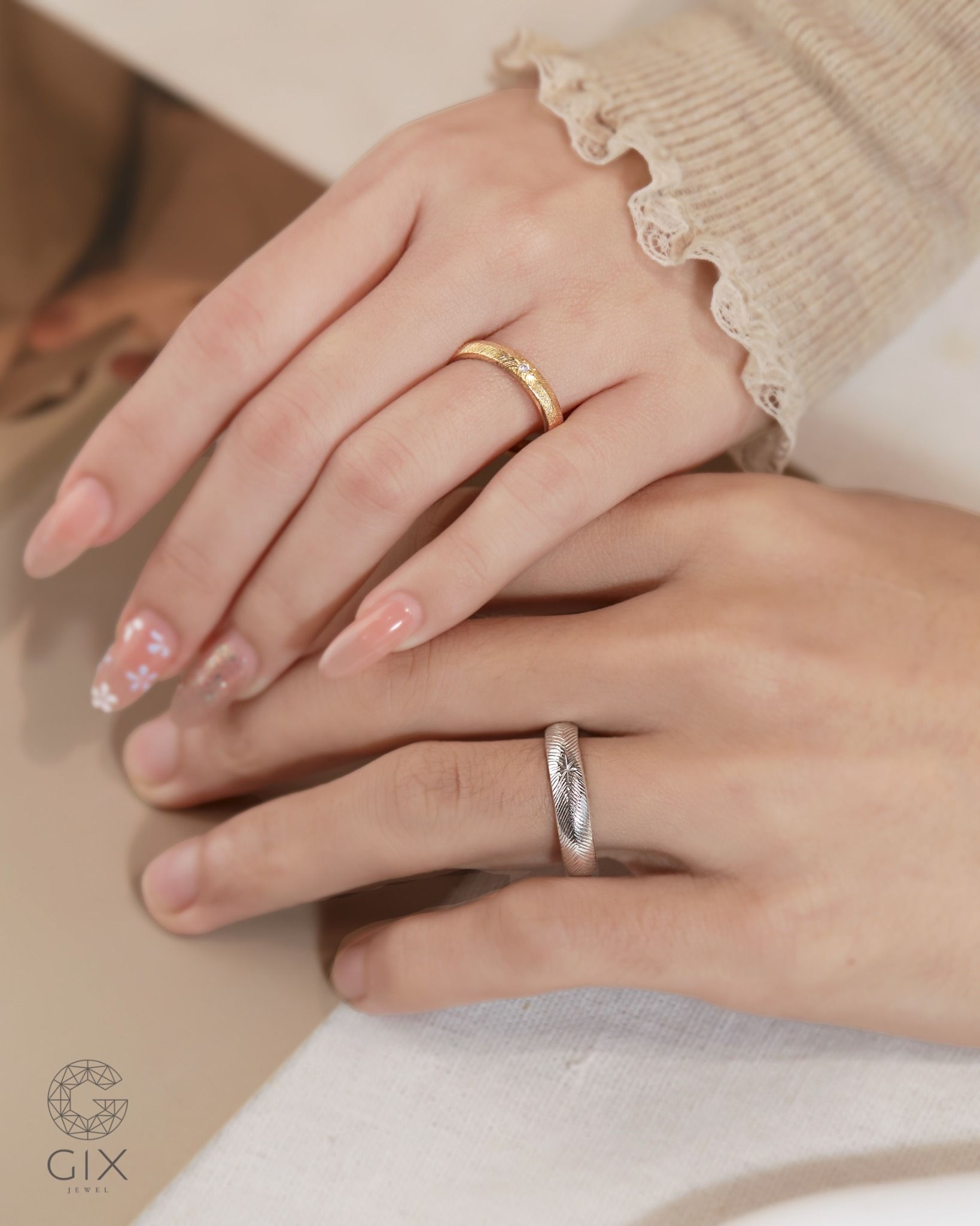 Nhẫn cưới vàng 18k thiết kế Gix Jewel đính kim cương nhám xước vintage
