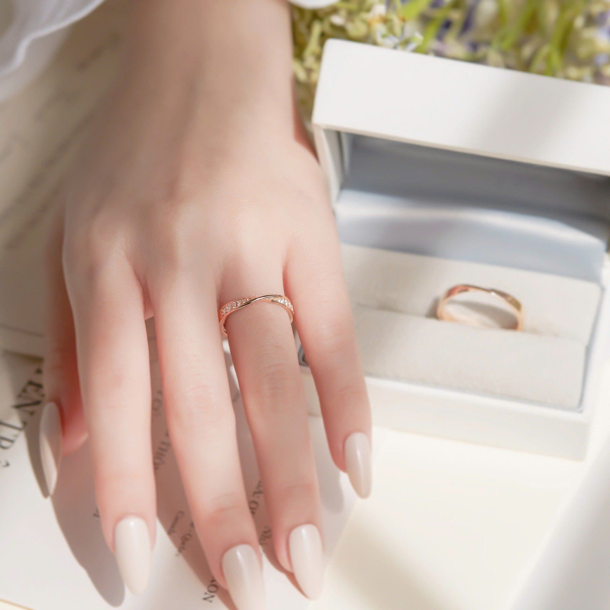Nhẫn cưới vàng 18k vô cực đính kim cương đẹp Gixjewel - GCR25050018