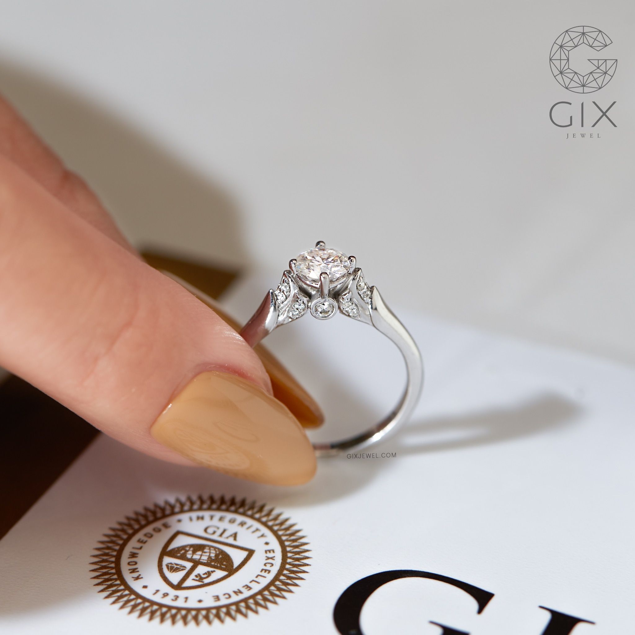 Nhẫn cầu hôn dưới 10 triệu vàng tây 18k đính kim cuơng round siêu to Gixjewel