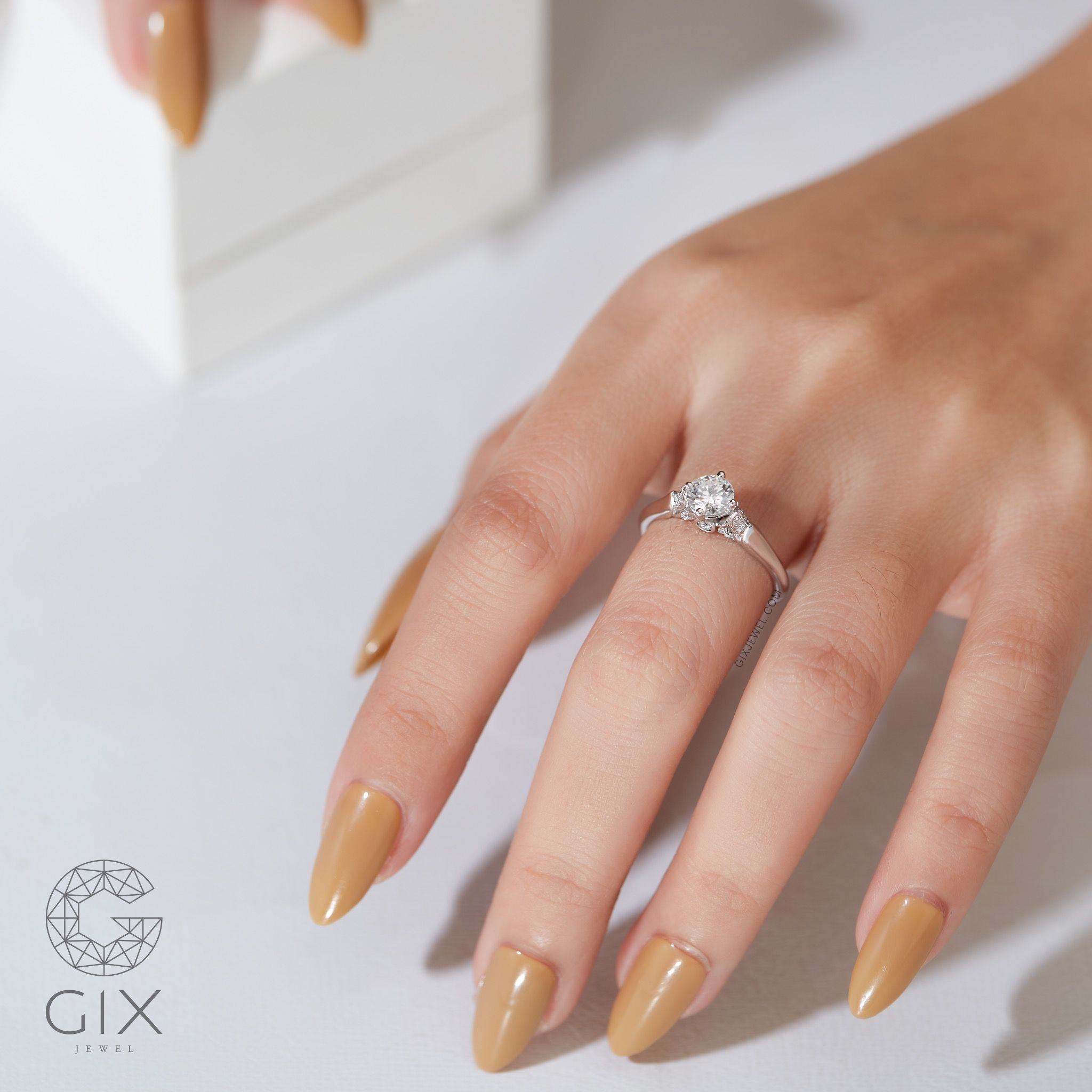 Nhẫn cầu hôn dưới 10 triệu vàng tây 18k đính kim cuơng round siêu to Gixjewel