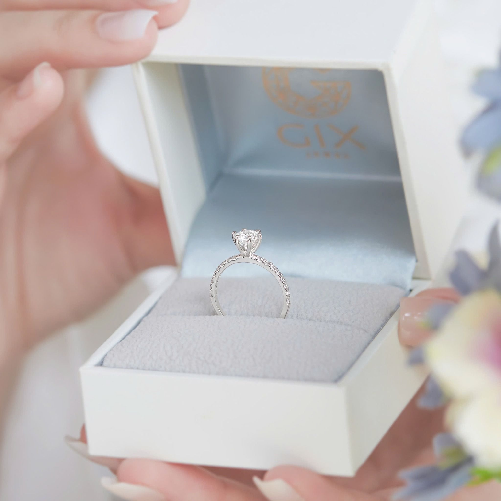 Nhẫn cầu hôn vàng tây 18k đơn giản đẹp đính kim cương round Gix Jewel