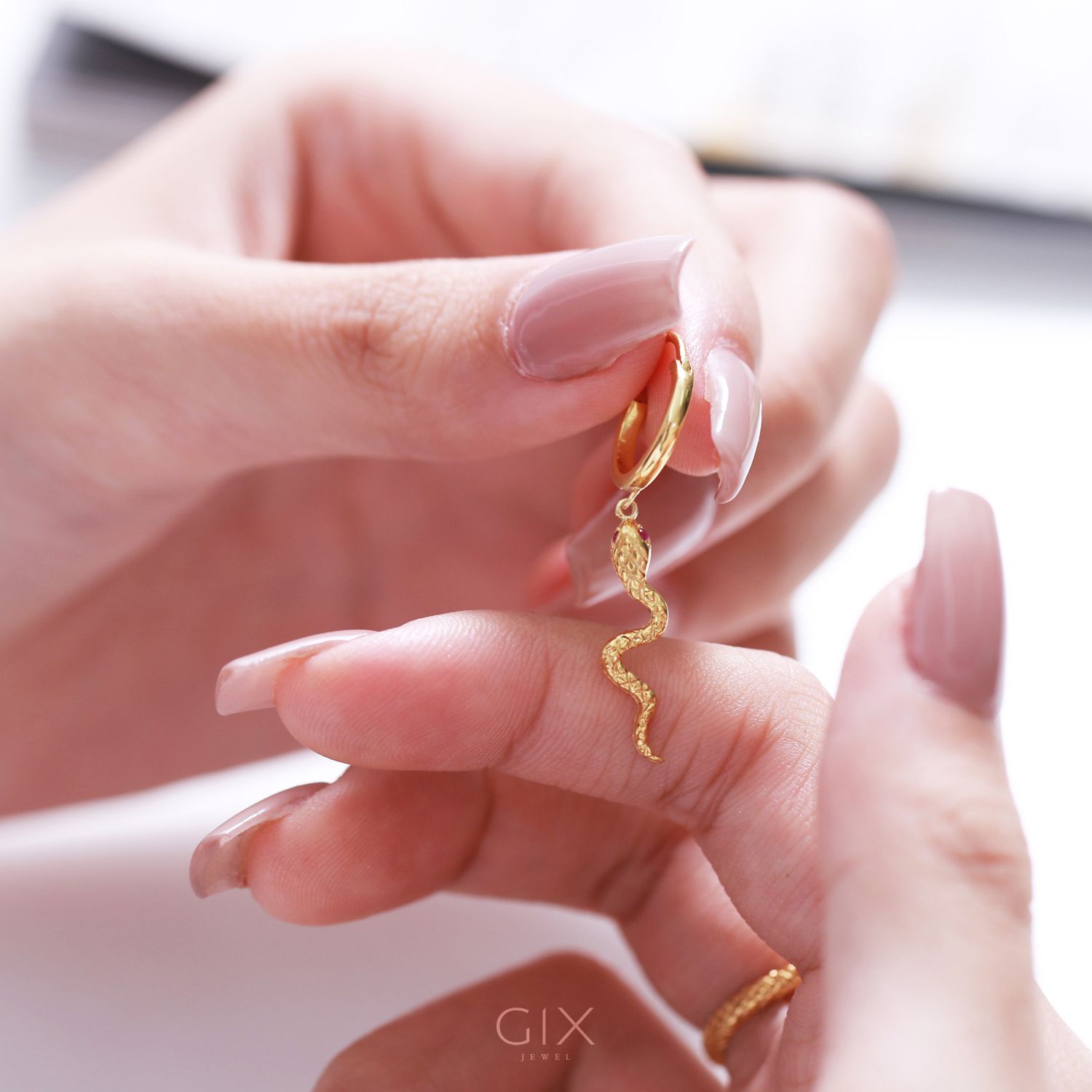 Bông tai vàng nữ 18k bạc cao cấp khoen tròn tòn ten đẹp hình con rắn Gixjewelry