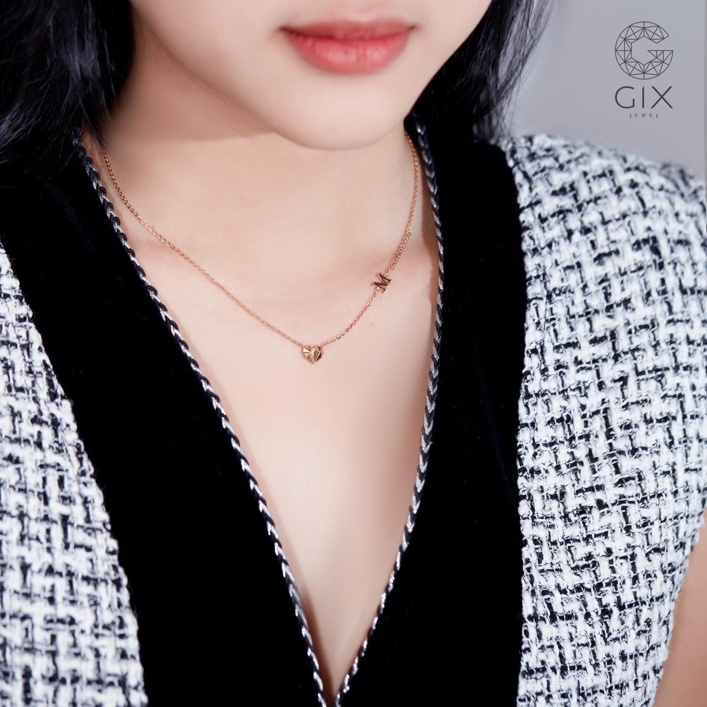 Vòng cổ trái tim vàng tây nữ đẹp gắn chữ cái tên riêng đeo ôm sát cổ Gix Jewel