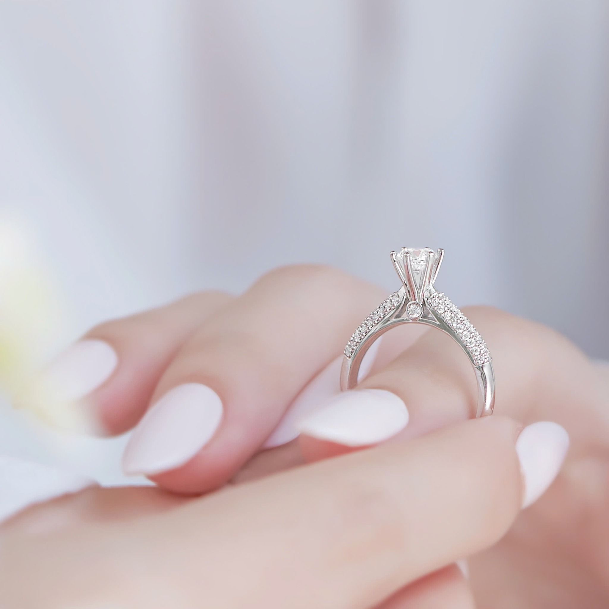 Nhẫn kim cương cầu hôn vàng trắng đẹp nhất đính kim cương nhân tạo Gix Jewel
