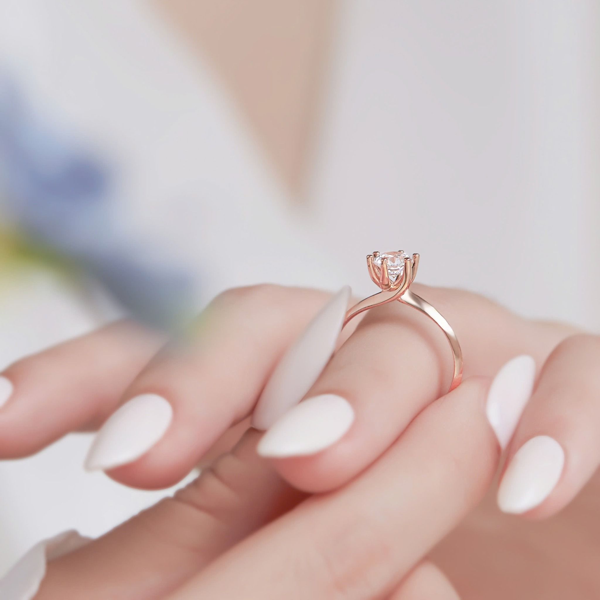 Mẫu nhẫn cầu hôn đẹp vàng 18k trơn đơn giản đính kim cương cao cấp Gix Jewelry