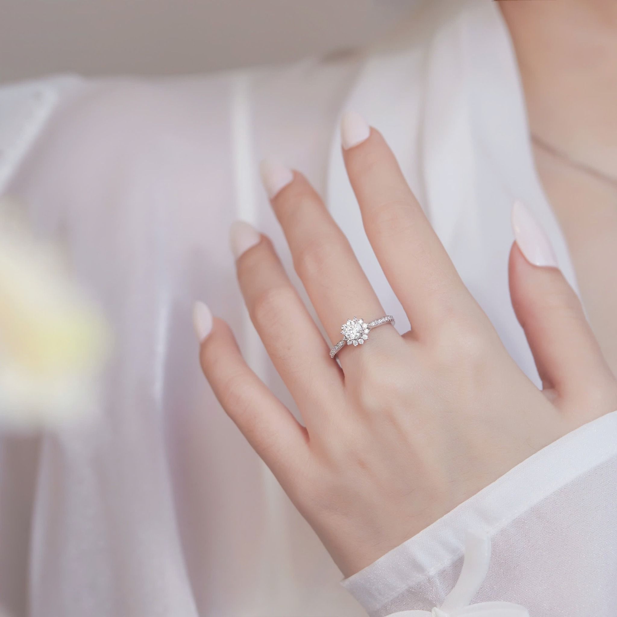 Nhẫn cầu hôn hột xoàn kim cương cho nữ vàng trắng 18k đẹp nhất Gix Jewelry