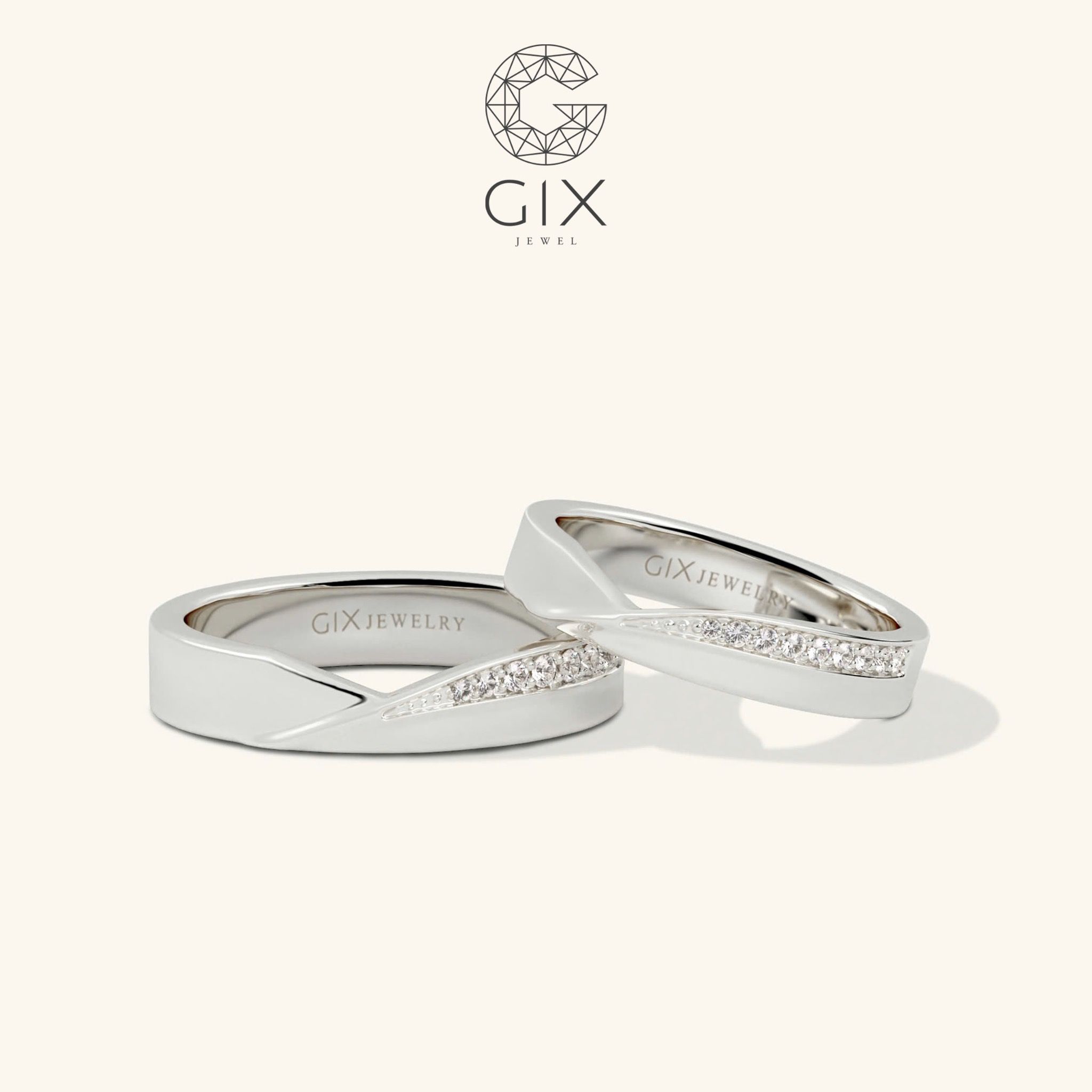 Nhẫn cưới hiện đại vàng trắng đính kim cương bản to đẹp khắc chữ Gix Jewelry