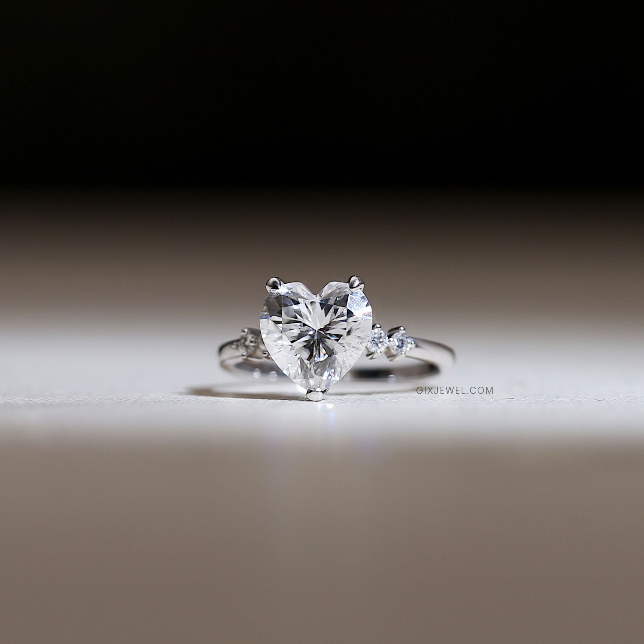 Nhẫn vàng trắng cầu hôn bạn gái đính kim cương trái tim Moissanite Gix