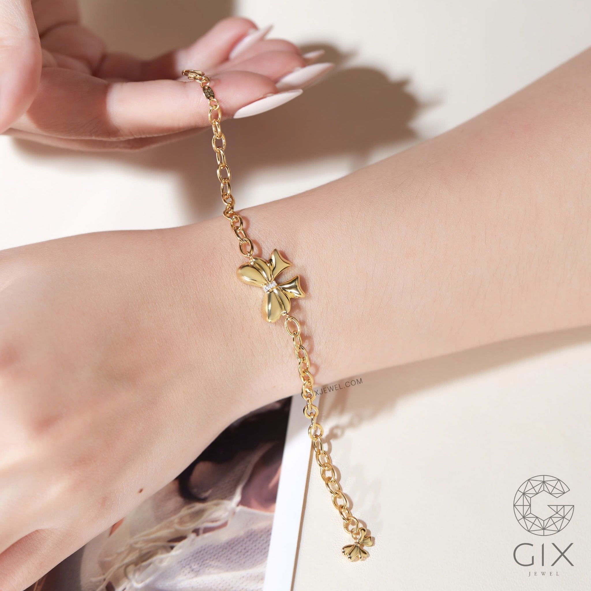 Vòng tay vàng nữ may mắn mắc xích vuông 18k bạc đẹp gắn charm hình nơ dễ thương Gix
