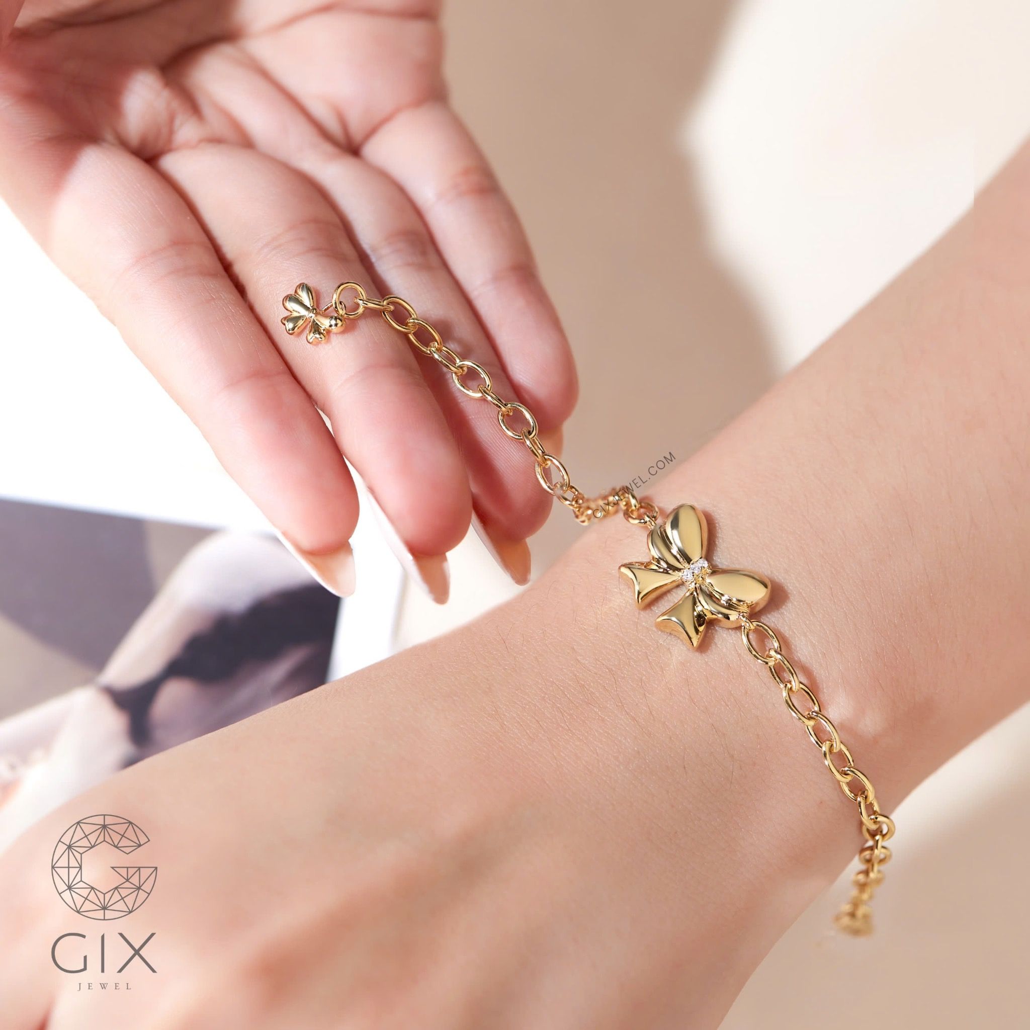 Vòng tay vàng nữ may mắn mắc xích vuông 18k bạc đẹp gắn charm hình nơ dễ thương Gix